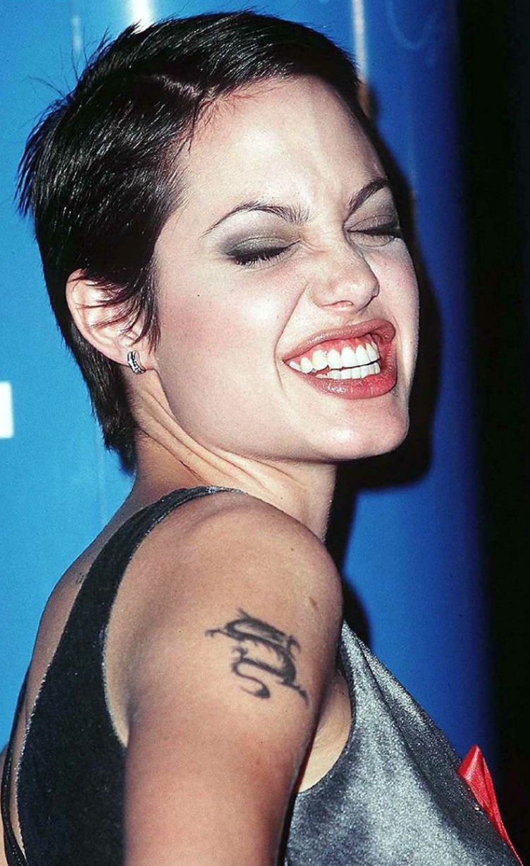 Angelina Jolie: Từ t&oacute;c t&eacute;m nổi loạn thời trẻ tới nhan sắc giờ kh&ocirc;ng ai nhận ra, ẩn sau đ&oacute; l&agrave; cả 1 h&agrave;nh tr&igrave;nh nhiều th&ocirc;ng điệp- Ảnh 7.