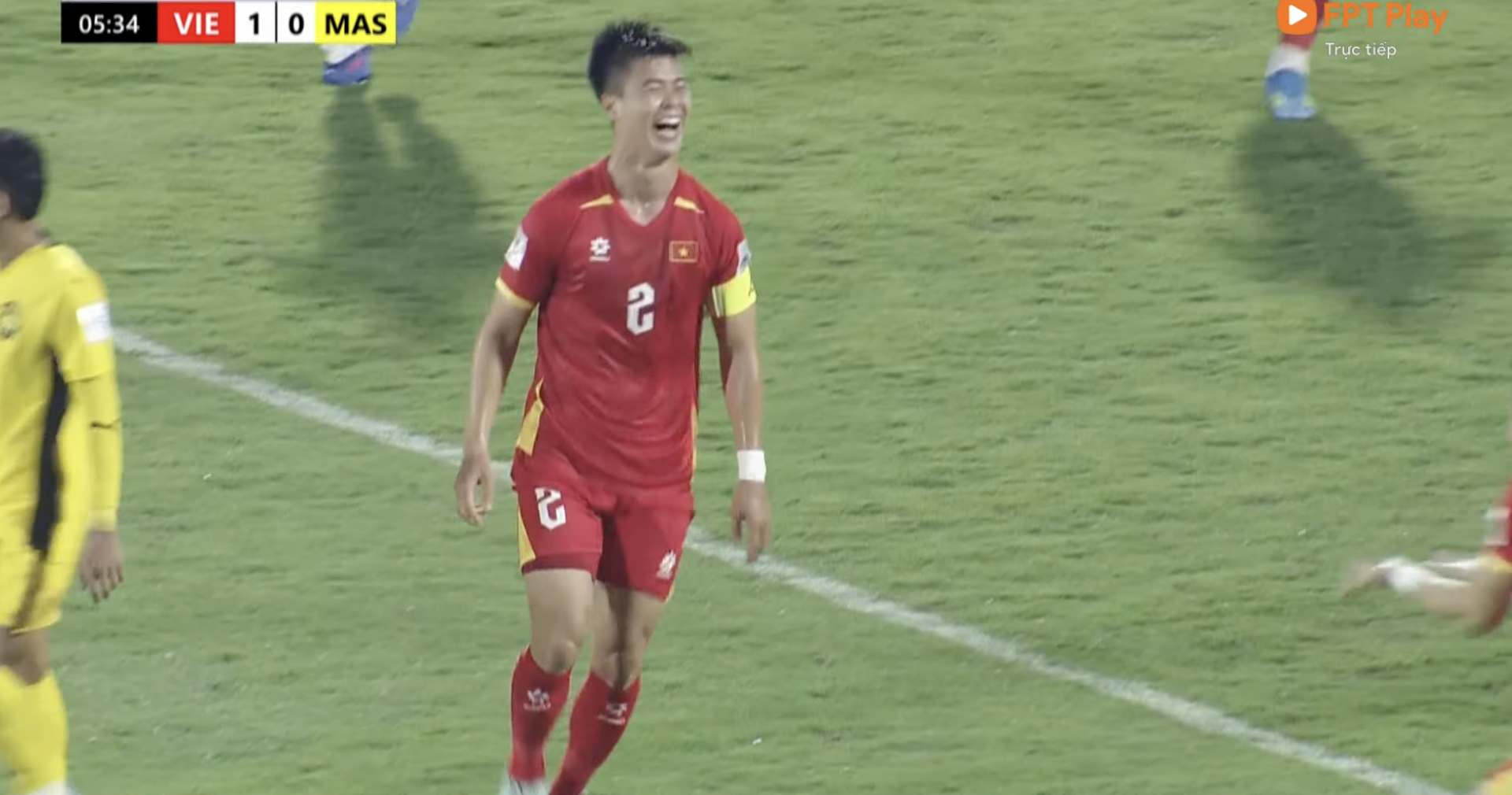 Duy Mạnh "lắc đầu" ghi bàn xé lưới Malaysia, camera "tóm" ngay màn ăn mừng "cháy máy" của Quỳnh Anh trên khán đài!- Ảnh 2. Duy Mạnh "lắc đầu" ghi bàn xé lưới Malaysia, camera "tóm" ngay màn ăn mừng "cháy máy" của Quỳnh Anh trên khán đài!- Ảnh 2.