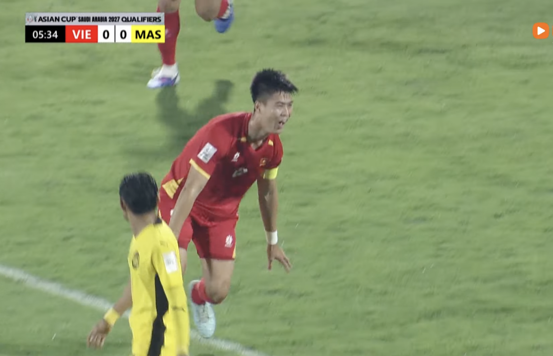 Duy Mạnh "lắc đầu" ghi bàn xé lưới Malaysia, camera "tóm" ngay màn ăn mừng "cháy máy" của Quỳnh Anh trên khán đài!- Ảnh 1. Duy Mạnh "lắc đầu" ghi bàn xé lưới Malaysia, camera "tóm" ngay màn ăn mừng "cháy máy" của Quỳnh Anh trên khán đài!- Ảnh 1.