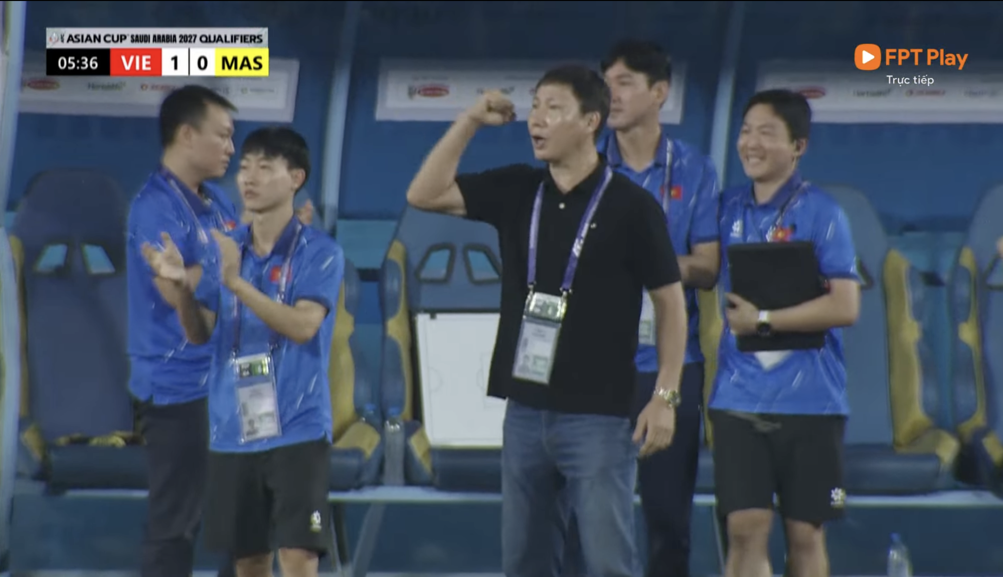 Duy Mạnh "lắc đầu" ghi bàn xé lưới Malaysia, camera "tóm" ngay màn ăn mừng "cháy máy" của Quỳnh Anh trên khán đài!- Ảnh 8. Duy Mạnh "lắc đầu" ghi bàn xé lưới Malaysia, camera "tóm" ngay màn ăn mừng "cháy máy" của Quỳnh Anh trên khán đài!- Ảnh 8.