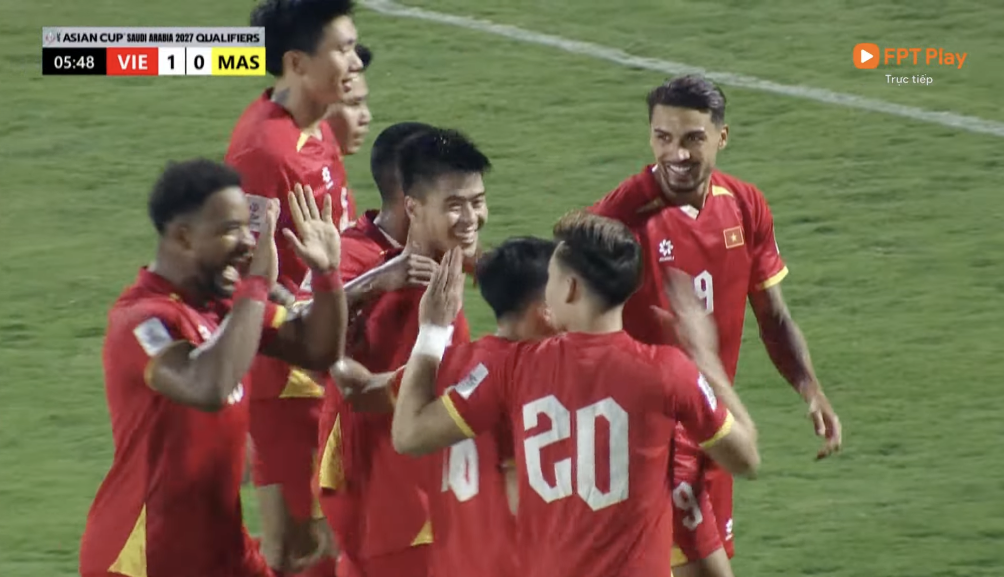 Duy Mạnh "lắc đầu" ghi bàn xé lưới Malaysia, camera "tóm" ngay màn ăn mừng "cháy máy" của Quỳnh Anh trên khán đài!- Ảnh 6. Duy Mạnh "lắc đầu" ghi bàn xé lưới Malaysia, camera "tóm" ngay màn ăn mừng "cháy máy" của Quỳnh Anh trên khán đài!- Ảnh 6.