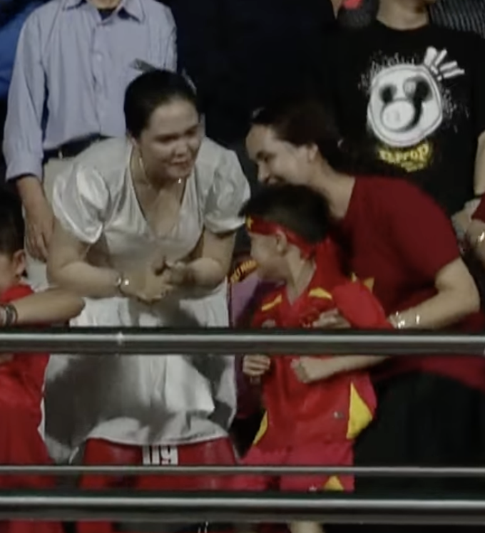 Duy Mạnh "lắc đầu" ghi bàn xé lưới Malaysia, camera "tóm" ngay màn ăn mừng "cháy máy" của Quỳnh Anh trên khán đài!- Ảnh 5. Duy Mạnh "lắc đầu" ghi bàn xé lưới Malaysia, camera "tóm" ngay màn ăn mừng "cháy máy" của Quỳnh Anh trên khán đài!- Ảnh 5.