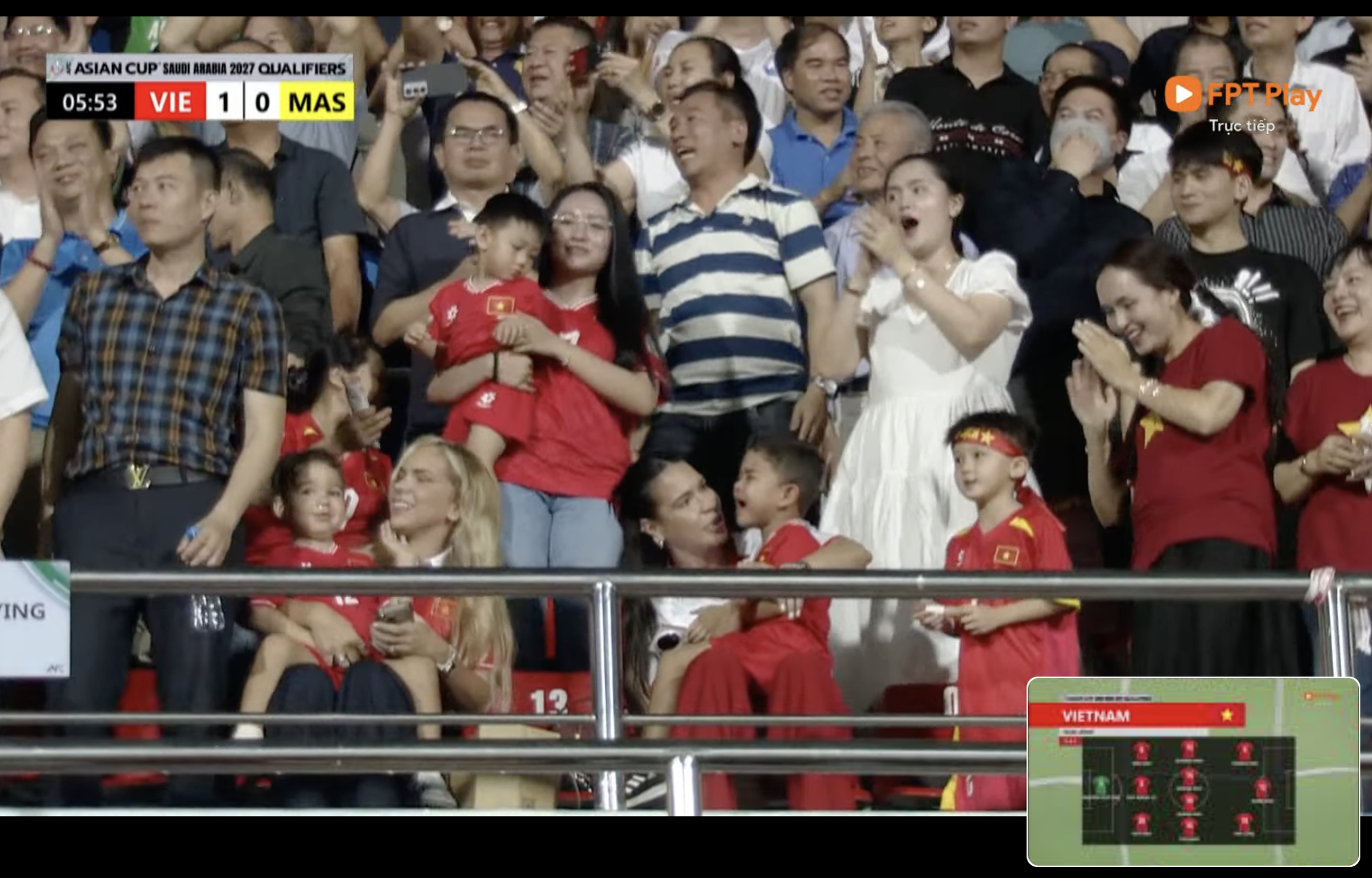 Duy Mạnh "lắc đầu" ghi bàn xé lưới Malaysia, camera "tóm" ngay màn ăn mừng "cháy máy" của Quỳnh Anh trên khán đài!- Ảnh 4. Duy Mạnh "lắc đầu" ghi bàn xé lưới Malaysia, camera "tóm" ngay màn ăn mừng "cháy máy" của Quỳnh Anh trên khán đài!- Ảnh 4.