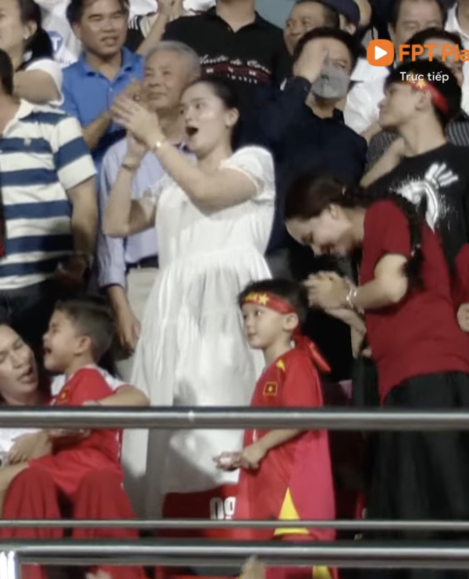 Duy Mạnh "lắc đầu" ghi bàn xé lưới Malaysia, camera "tóm" ngay màn ăn mừng "cháy máy" của Quỳnh Anh trên khán đài!- Ảnh 7. Duy Mạnh "lắc đầu" ghi bàn xé lưới Malaysia, camera "tóm" ngay màn ăn mừng "cháy máy" của Quỳnh Anh trên khán đài!- Ảnh 7.