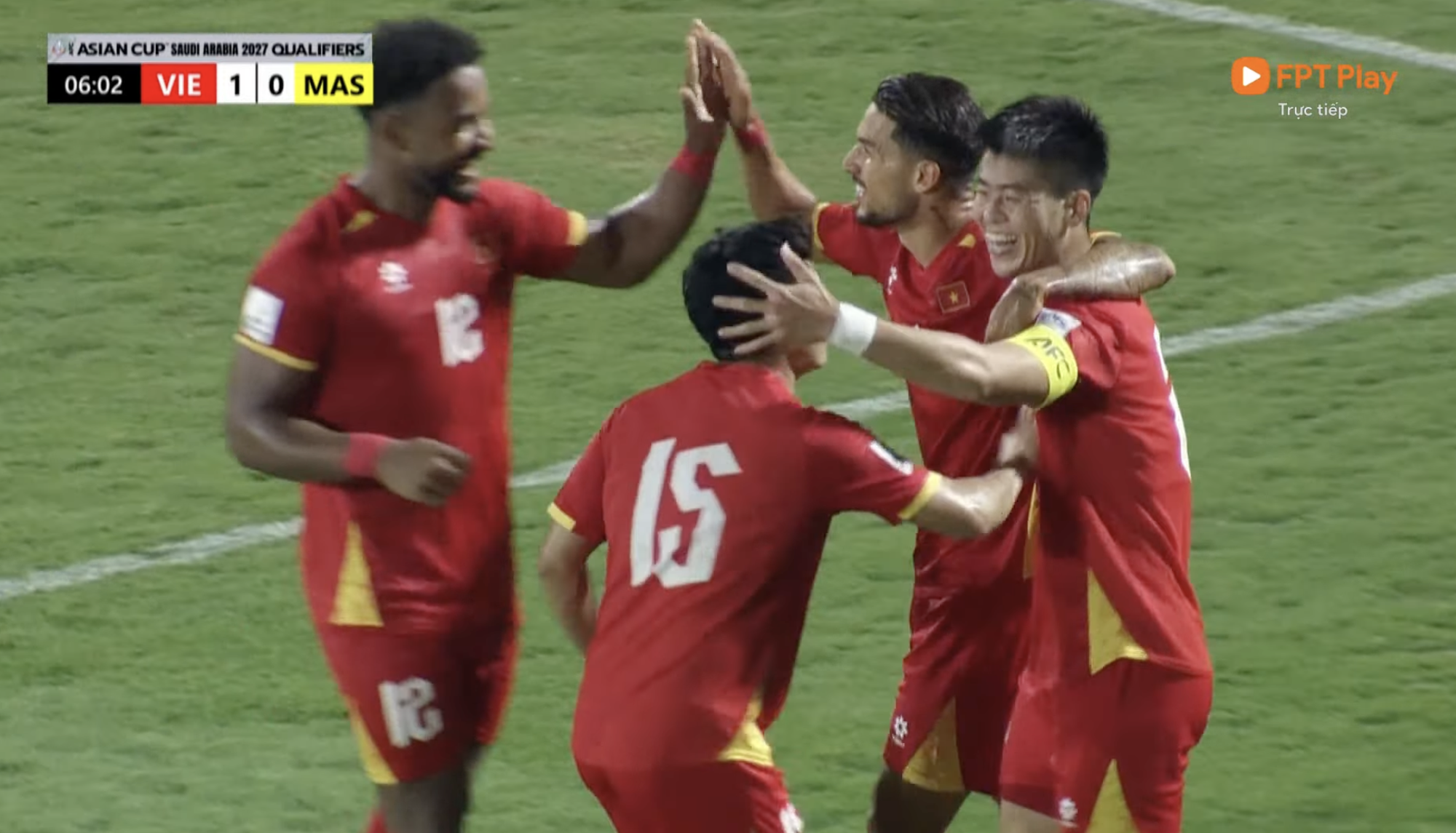 Duy Mạnh "lắc đầu" ghi bàn xé lưới Malaysia, camera "tóm" ngay màn ăn mừng "cháy máy" của Quỳnh Anh trên khán đài!- Ảnh 3. Duy Mạnh "lắc đầu" ghi bàn xé lưới Malaysia, camera "tóm" ngay màn ăn mừng "cháy máy" của Quỳnh Anh trên khán đài!- Ảnh 3.