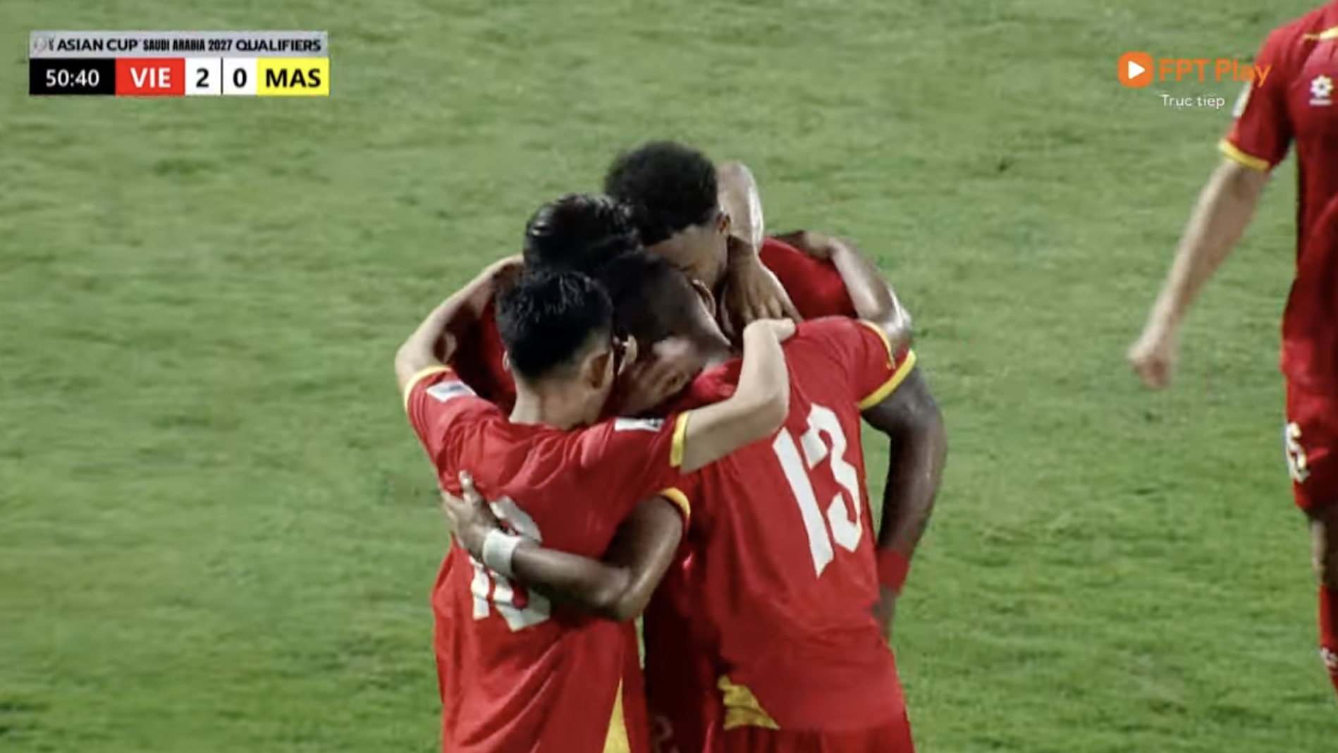 Đẳng cấp: Hoàng Hên kiến tạo, Xuân Son ghi 2 bàn, vén áo lên đếm đủ 8 múi cực phẩm đáp trả cực gắt khi bị chê lên cân- Ảnh 3. Đẳng cấp: Hoàng Hên kiến tạo, Xuân Son ghi 2 bàn, vén áo lên đếm đủ 8 múi cực phẩm đáp trả cực gắt khi bị chê lên cân- Ảnh 3.