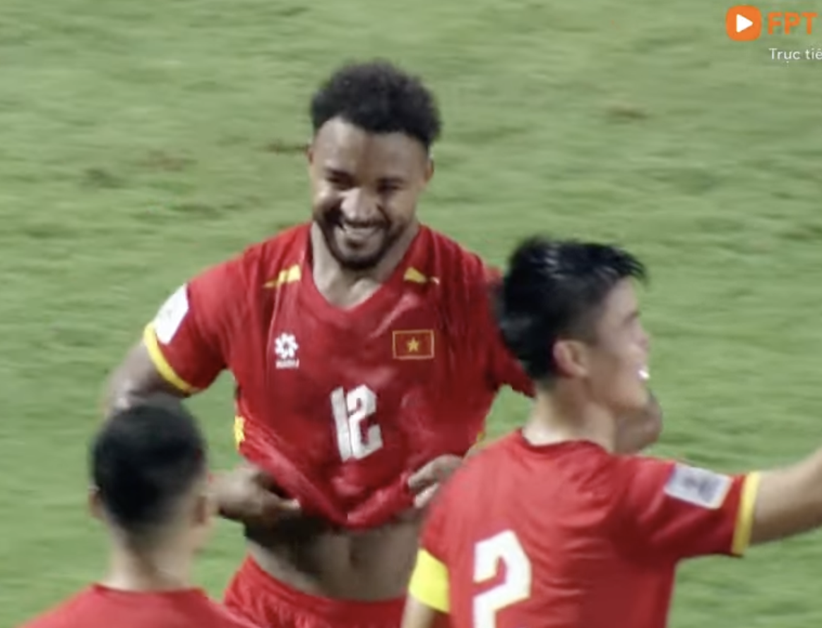 Đẳng cấp: Hoàng Hên kiến tạo, Xuân Son ghi 2 bàn, vén áo lên đếm đủ 8 múi cực phẩm đáp trả cực gắt khi bị chê lên cân- Ảnh 6. Đẳng cấp: Hoàng Hên kiến tạo, Xuân Son ghi 2 bàn, vén áo lên đếm đủ 8 múi cực phẩm đáp trả cực gắt khi bị chê lên cân- Ảnh 6.