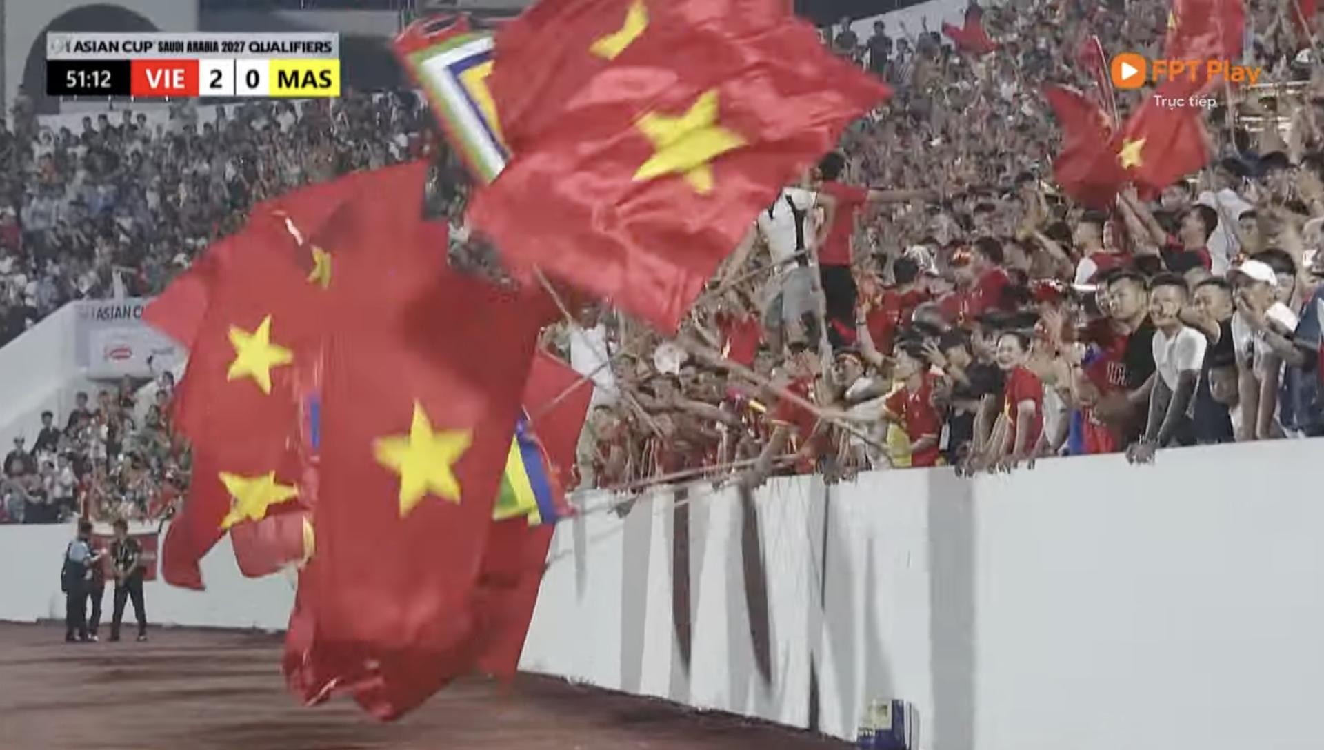 Đẳng cấp: Hoàng Hên kiến tạo, Xuân Son ghi 2 bàn, vén áo lên đếm đủ 8 múi cực phẩm đáp trả cực gắt khi bị chê lên cân- Ảnh 7. Đẳng cấp: Hoàng Hên kiến tạo, Xuân Son ghi 2 bàn, vén áo lên đếm đủ 8 múi cực phẩm đáp trả cực gắt khi bị chê lên cân- Ảnh 7.