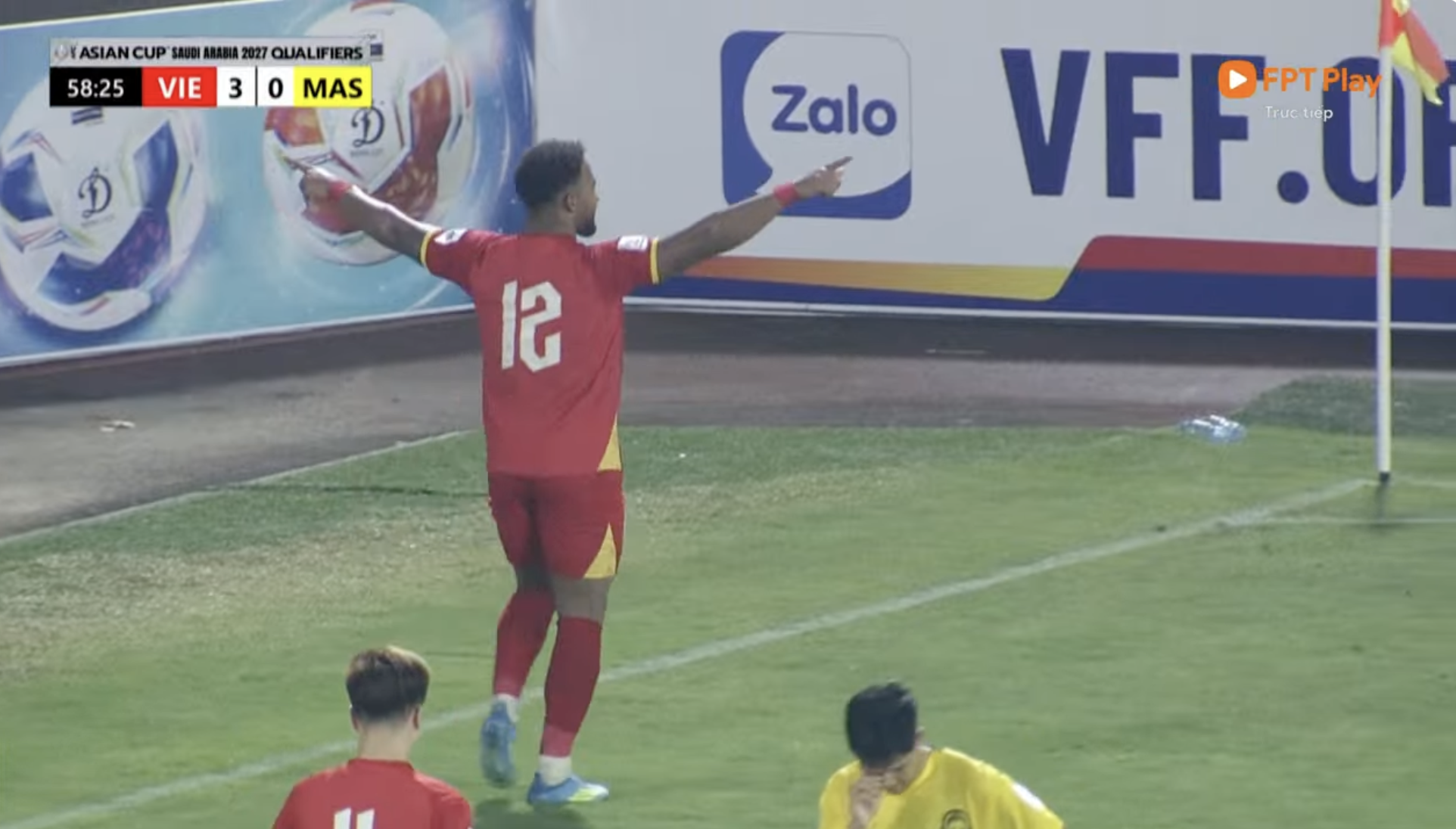 Đẳng cấp: Hoàng Hên kiến tạo, Xuân Son ghi 2 bàn, vén áo lên đếm đủ 8 múi cực phẩm đáp trả cực gắt khi bị chê lên cân- Ảnh 9. Đẳng cấp: Hoàng Hên kiến tạo, Xuân Son ghi 2 bàn, vén áo lên đếm đủ 8 múi cực phẩm đáp trả cực gắt khi bị chê lên cân- Ảnh 9.