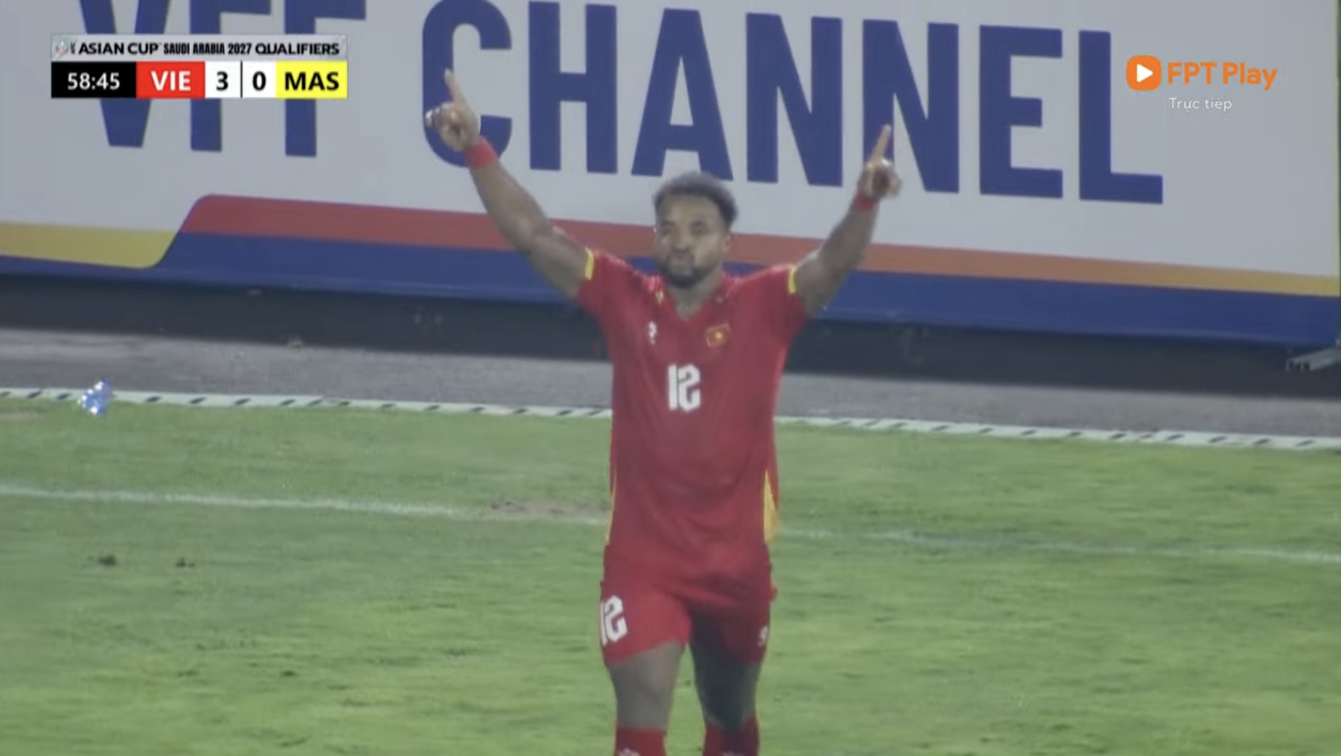 Đẳng cấp: Hoàng Hên kiến tạo, Xuân Son ghi 2 bàn, vén áo lên đếm đủ 8 múi cực phẩm đáp trả cực gắt khi bị chê lên cân- Ảnh 11. Đẳng cấp: Hoàng Hên kiến tạo, Xuân Son ghi 2 bàn, vén áo lên đếm đủ 8 múi cực phẩm đáp trả cực gắt khi bị chê lên cân- Ảnh 11.