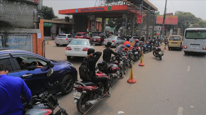 Kh&ocirc;ng phải tắc đường, đ&acirc;y l&agrave; d&ograve;ng người v&ocirc; tận chờ đổ xăng tại 1 quốc gia ch&acirc;u &Aacute;: Vấn đề kh&ocirc;ng phải gi&aacute; bao nhi&ecirc;u nữa- Ảnh 1.