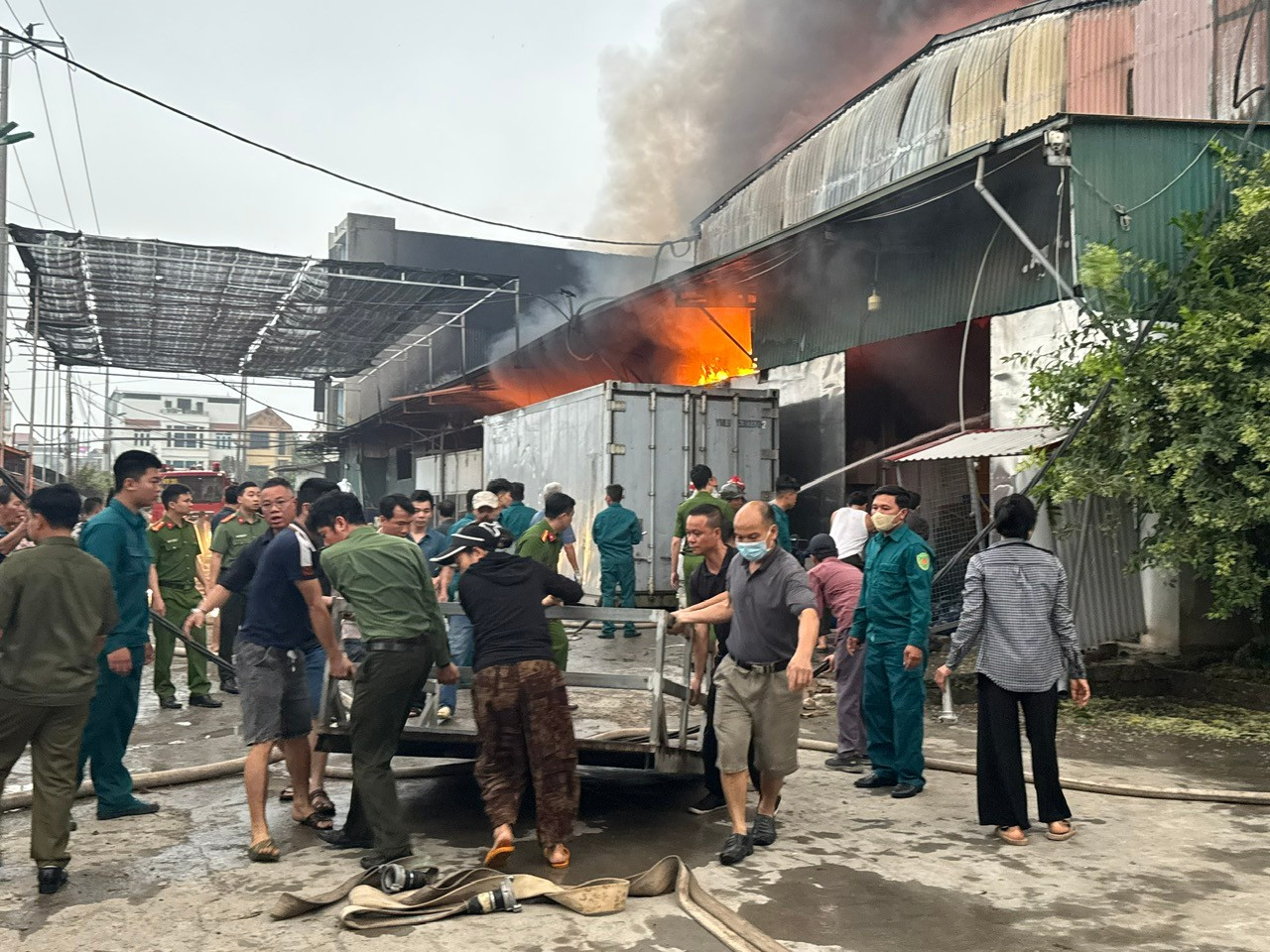 H&agrave; Nội: Ch&aacute;y lớn tại kho xưởng b&aacute;nh kẹo x&atilde; Hương Sơn- Ảnh 2.