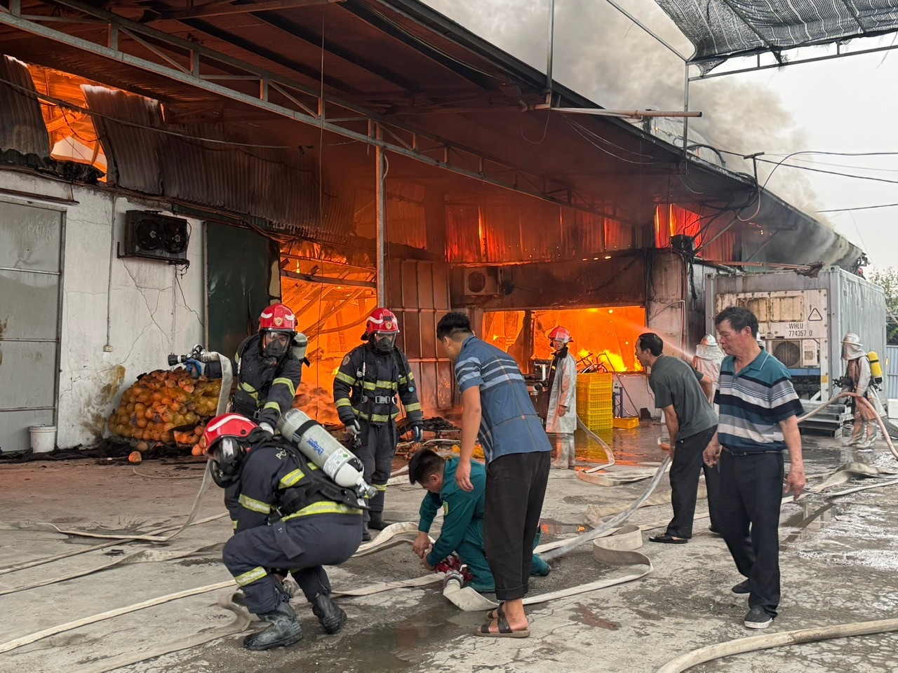 H&agrave; Nội: Ch&aacute;y lớn tại kho xưởng b&aacute;nh kẹo x&atilde; Hương Sơn- Ảnh 1.