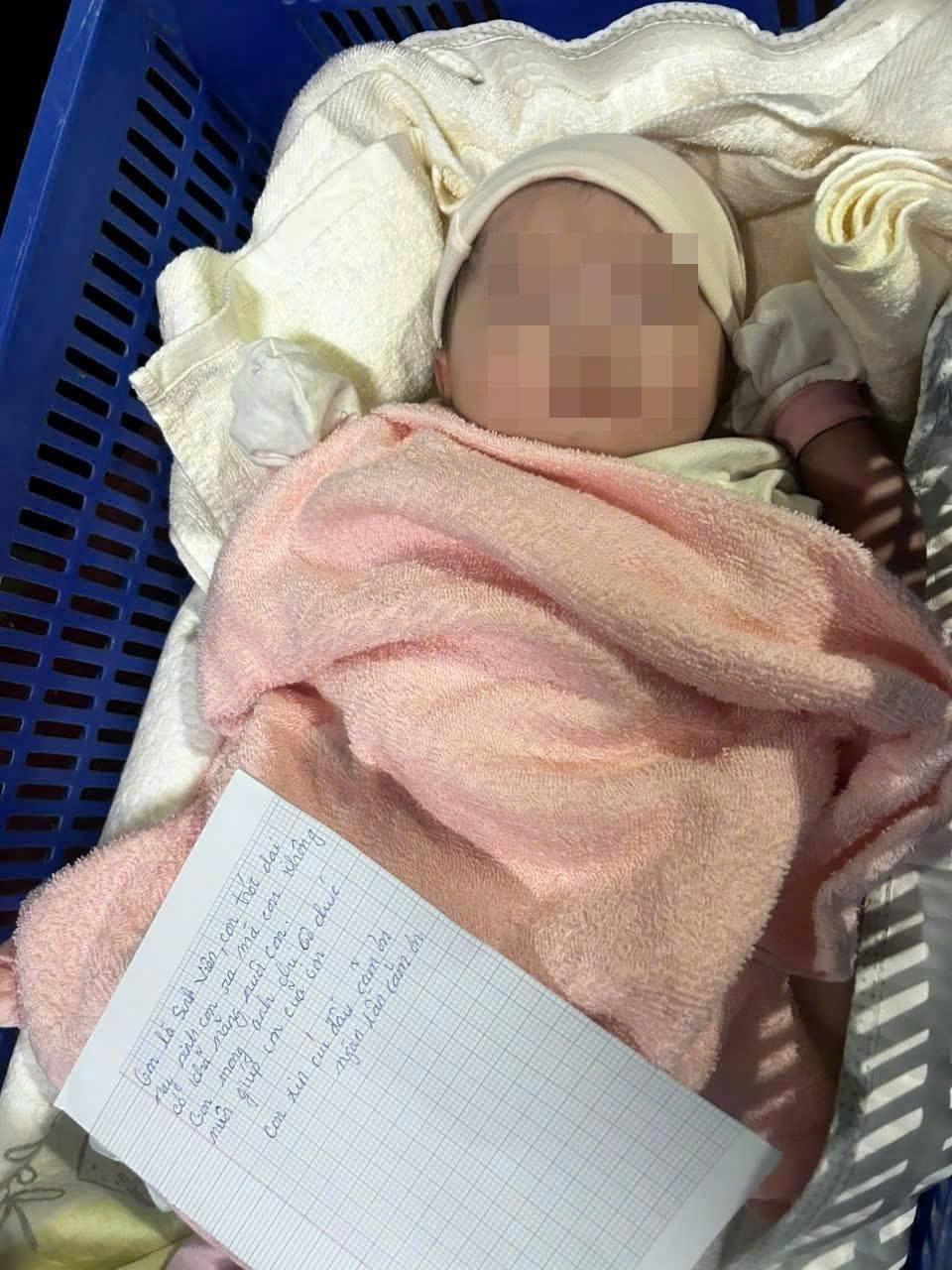 B&eacute; g&aacute;i 20 ng&agrave;y tuổi bị bỏ rơi trước cổng nh&agrave; d&acirc;n, k&egrave;m l&aacute; thư "con l&agrave; sinh vi&ecirc;n lỡ tr&oacute;t dại, nhờ nu&ocirc;i gi&uacute;p"- Ảnh 1.