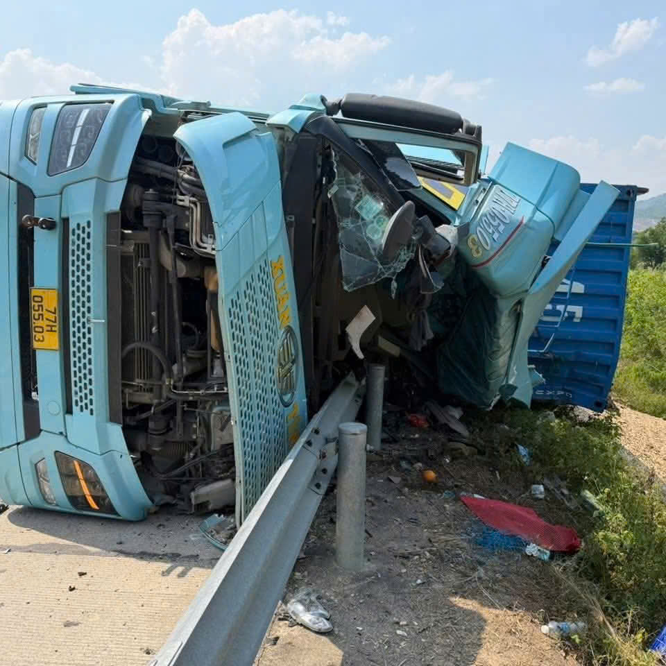 Kinh hoàng xe container tông xe máy rồi lật ngang, 3 người tử vong- Ảnh 1. Kinh hoàng xe container tông xe máy rồi lật ngang, 3 người tử vong- Ảnh 1.