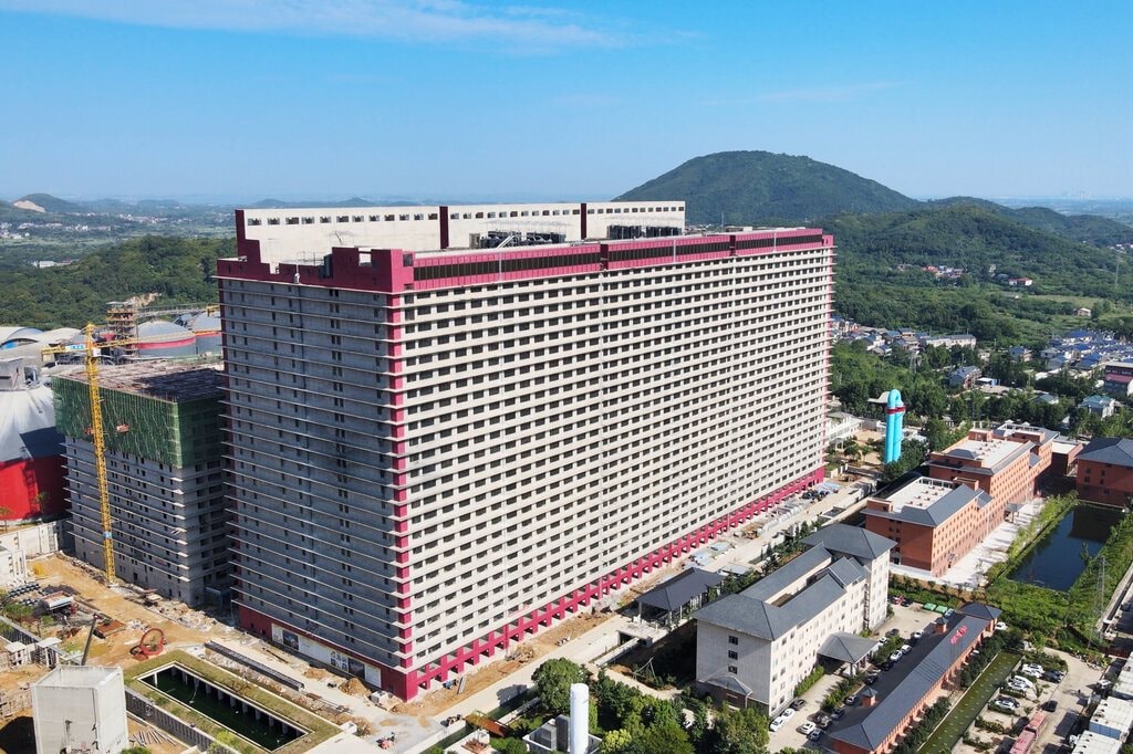 Cận cảnh kh&aacute;ch sạn 26 tầng kh&ocirc;ng d&agrave;nh cho người: C&acirc;u chuyện Trung Quốc muốn xuất khẩu m&ocirc; h&igrave;nh nu&ocirc;i lợn sang ĐN&Aacute;- Ảnh 3.
