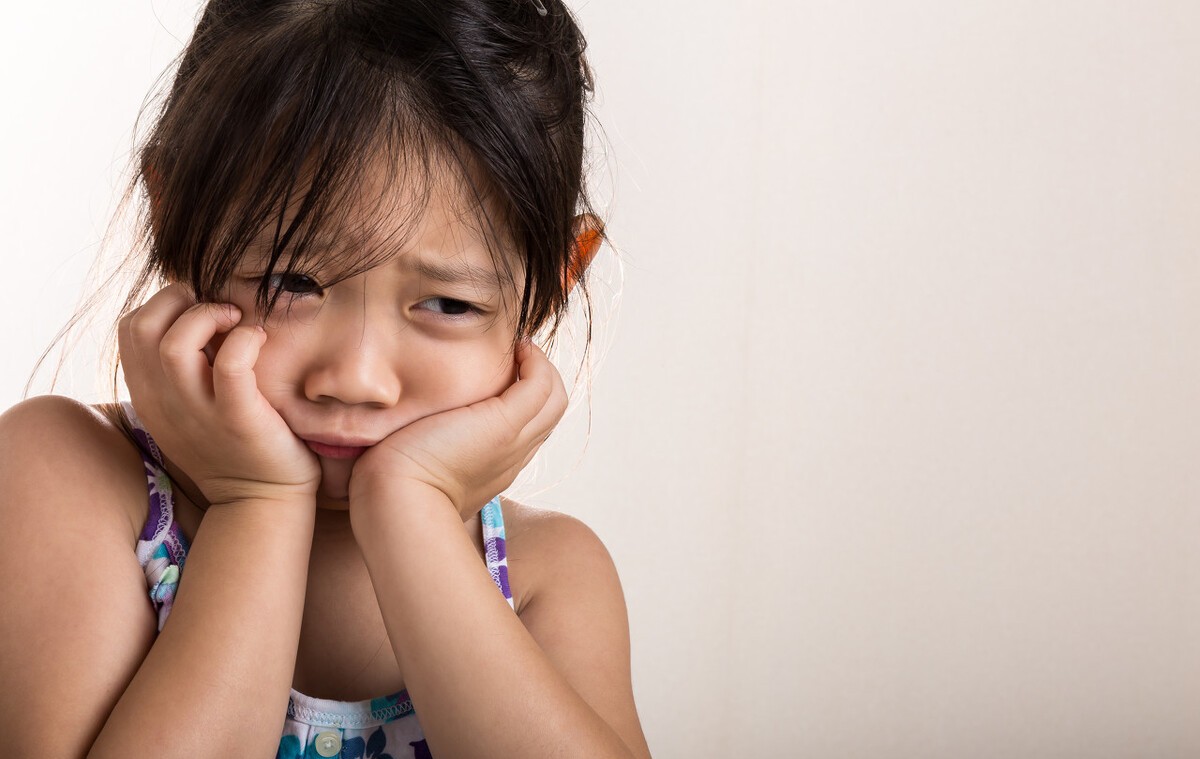 3 dấu hiệu chứng minh một đứa trẻ đang tự ti qu&aacute; mức, nh&igrave;n l&agrave; nhận ra ngay- Ảnh 1.