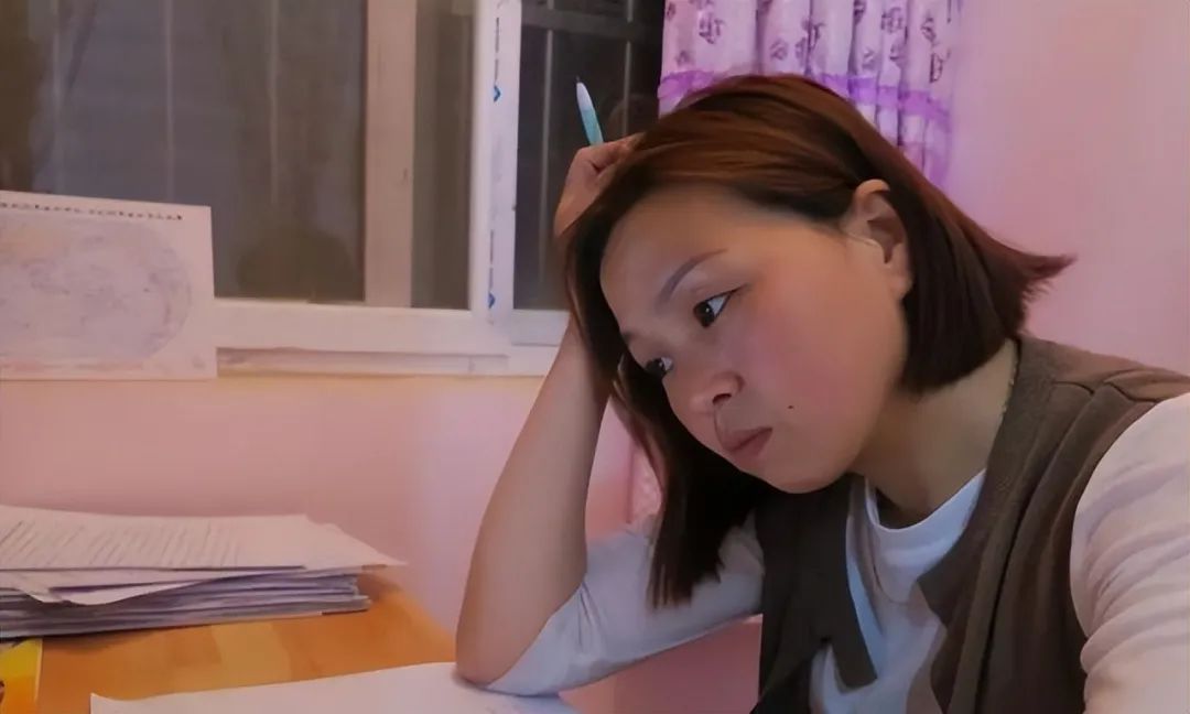 12 năm sau khi trượt cao đẳng, người phụ nữ đến ng&acirc;n h&agrave;ng l&agrave;m thẻ t&iacute;n dụng th&igrave; được th&ocirc;ng b&aacute;o: &ldquo;Hồ sơ ở đ&acirc;y ghi chị đ&atilde; tốt nghiệp&rdquo;- Ảnh 3.