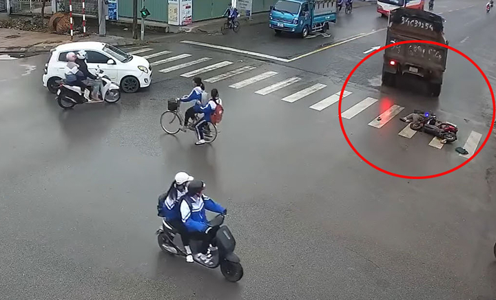 Xe tải t&ocirc;ng xe m&aacute;y điện, hai b&agrave; ch&aacute;u thương vong- Ảnh 2.