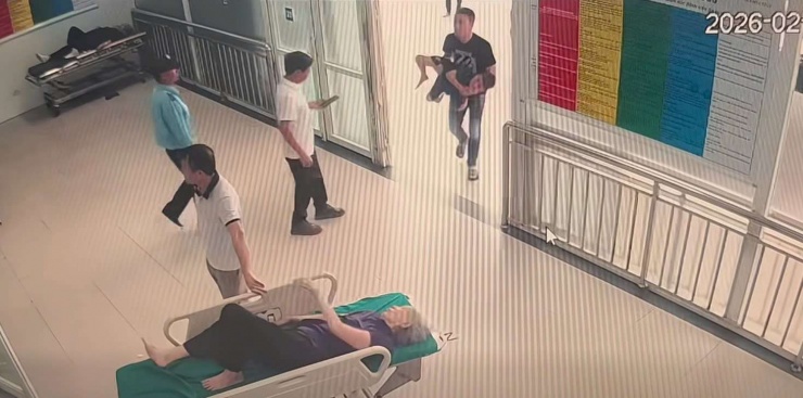 T&agrave;i xế vượt đ&egrave;n đỏ đưa b&eacute; trai h&oacute;c dị vật đi cấp cứu, b&agrave; nội kể "ch&aacute;u ăn kẹo, kh&ocirc;ng may gặp nạn"- Ảnh 2.