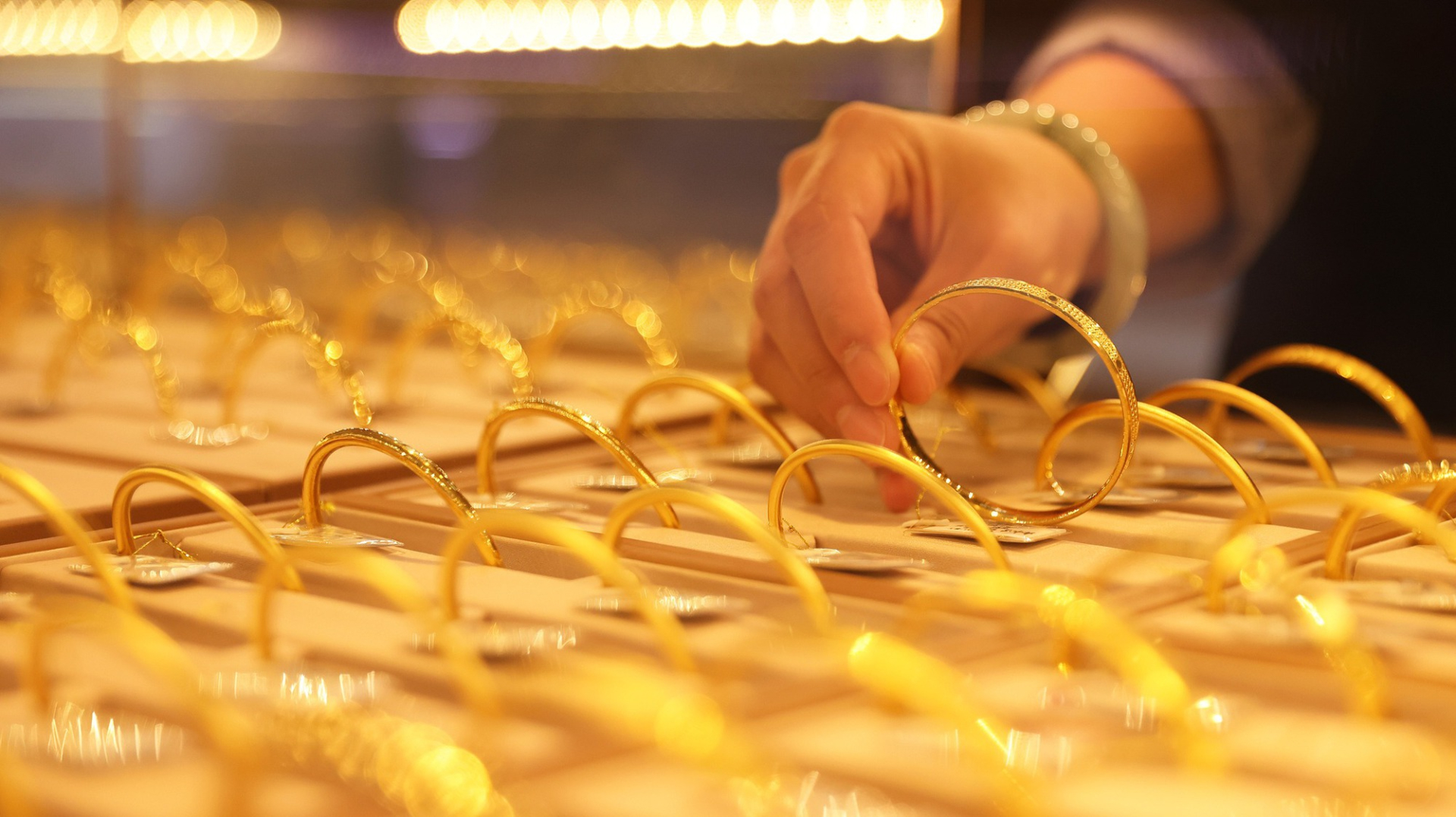 Ph&aacute;t hiện người đ&agrave;n &ocirc;ng chi 19 tỷ đồng mua v&agrave;ng kh&ocirc;ng cần nh&igrave;n gi&aacute;, thanh to&aacute;n bằng 3 thẻ ng&acirc;n h&agrave;ng: Chủ tiệm lập tức b&aacute;o c&ocirc;ng an- Ảnh 1.