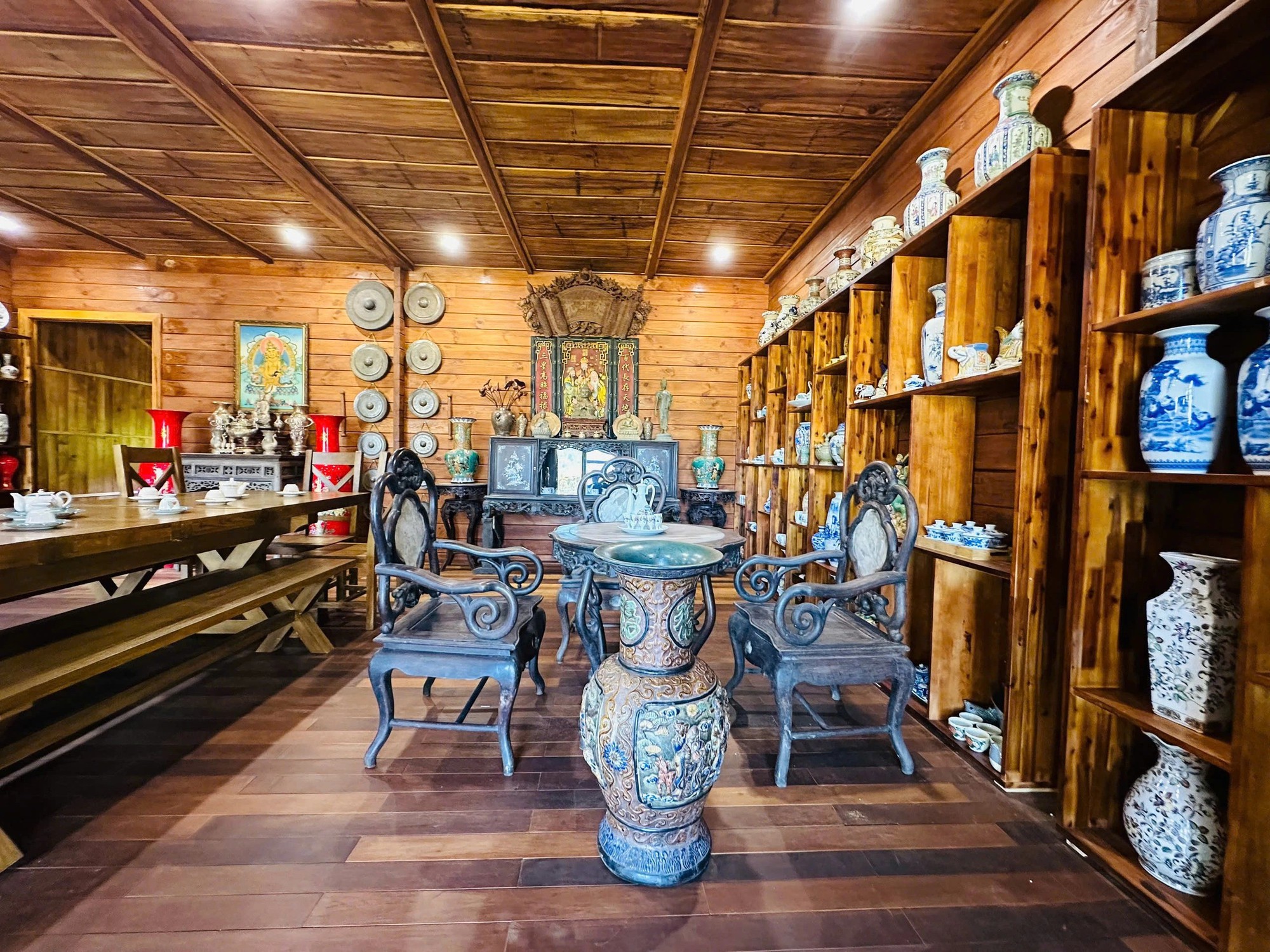 Nghệ sĩ Việt xây “thiên đường dưỡng già” 10.000m² giữa đồi: Bên trong có "kho báu" khiến ai ghé cũng muốn check-in- Ảnh 9. Nghệ sĩ Việt xây “thiên đường dưỡng già” 10.000m² giữa đồi: Bên trong có "kho báu" khiến ai ghé cũng muốn check-in- Ảnh 9.