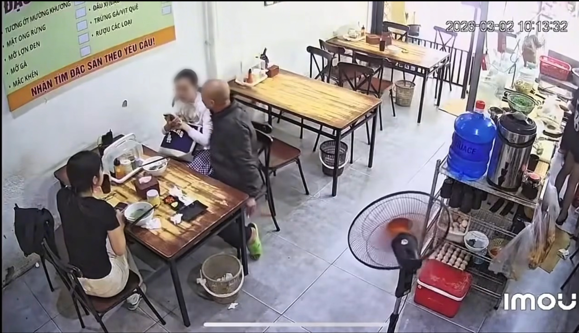 G&atilde; đ&agrave;n &ocirc;ng v&agrave;o qu&aacute;n phở rồi c&oacute; h&agrave;nh động "khiếm nh&atilde;" với kh&aacute;ch nữ, chủ qu&aacute;n lớn tiếng n&oacute;i 1 c&acirc;u khiến tất cả n&iacute;n thở- Ảnh 1.