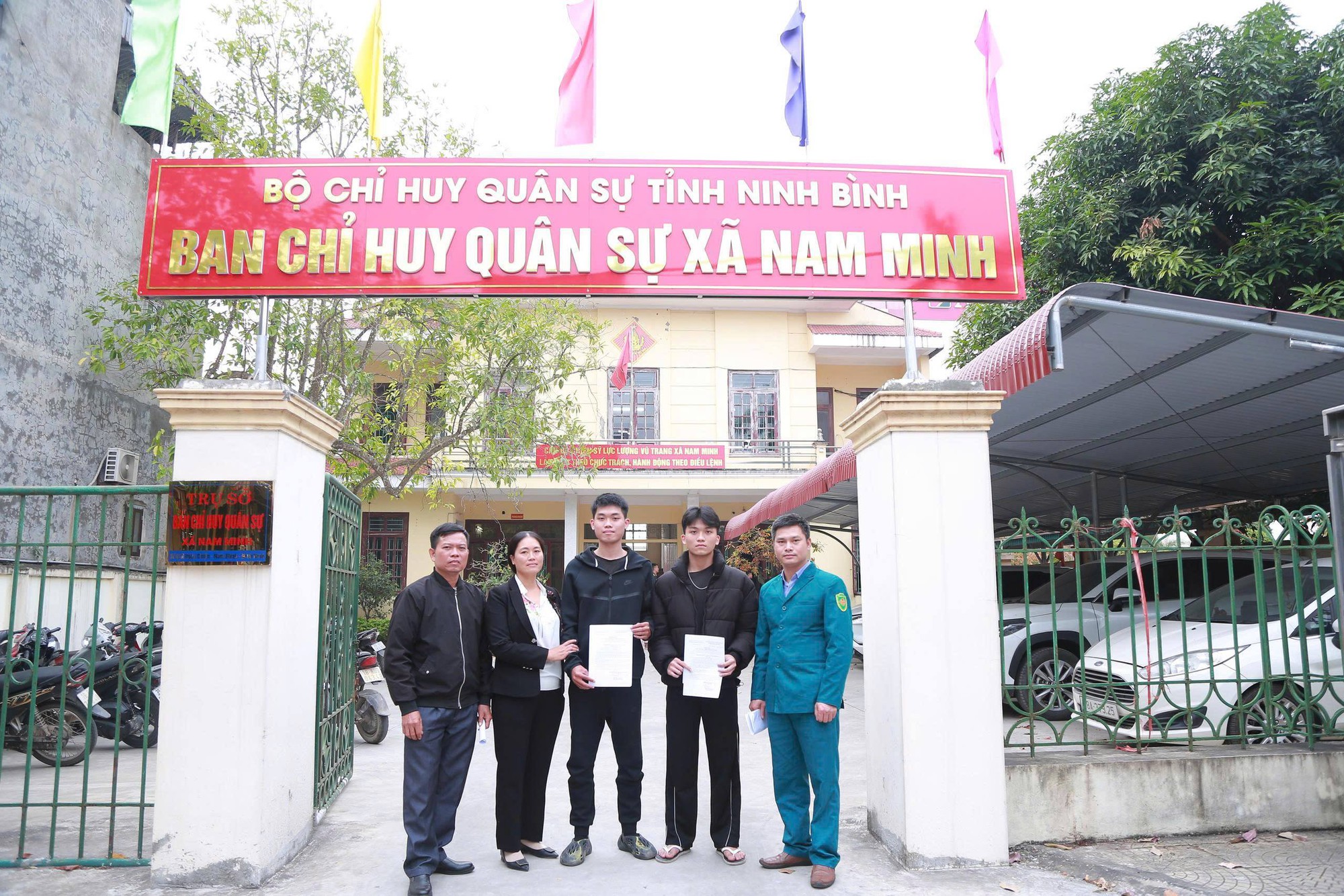 Cử nh&acirc;n IT v&agrave; em trai 19 tuổi c&ugrave;ng viết đơn t&igrave;nh nguyện nhập ngũ- Ảnh 1.