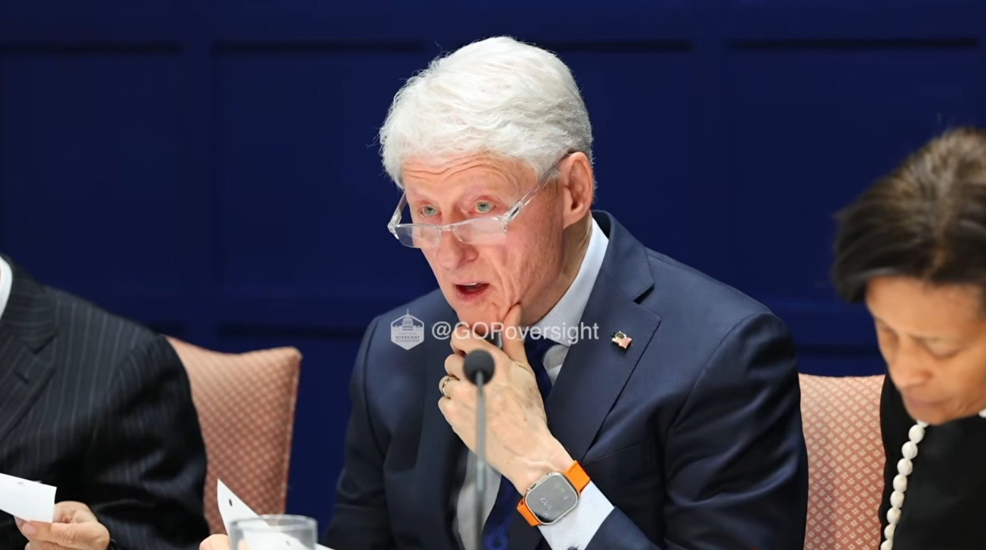 &Ocirc;ng Bill Clinton run tay, b&agrave; Hillary đập b&agrave;n nổi giận tại buổi điều trần- Ảnh 1.
