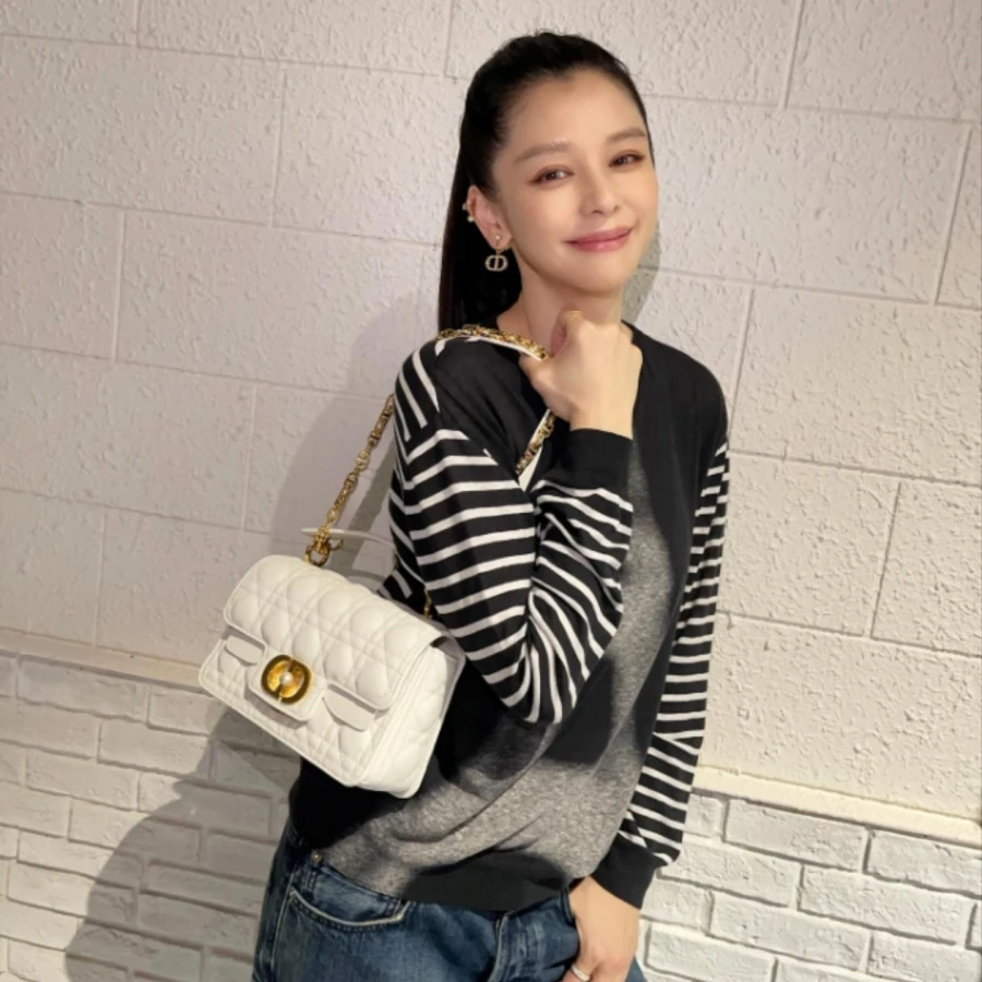 50 tuổi, Từ Nhược Tuy&ecirc;n ăn Tết kh&ocirc;ng b&eacute;o l&ecirc;n m&agrave; c&ograve;n quay về c&acirc;n nặng thời trung học, trẻ xinh h&uacute;t hồn- Ảnh 1.