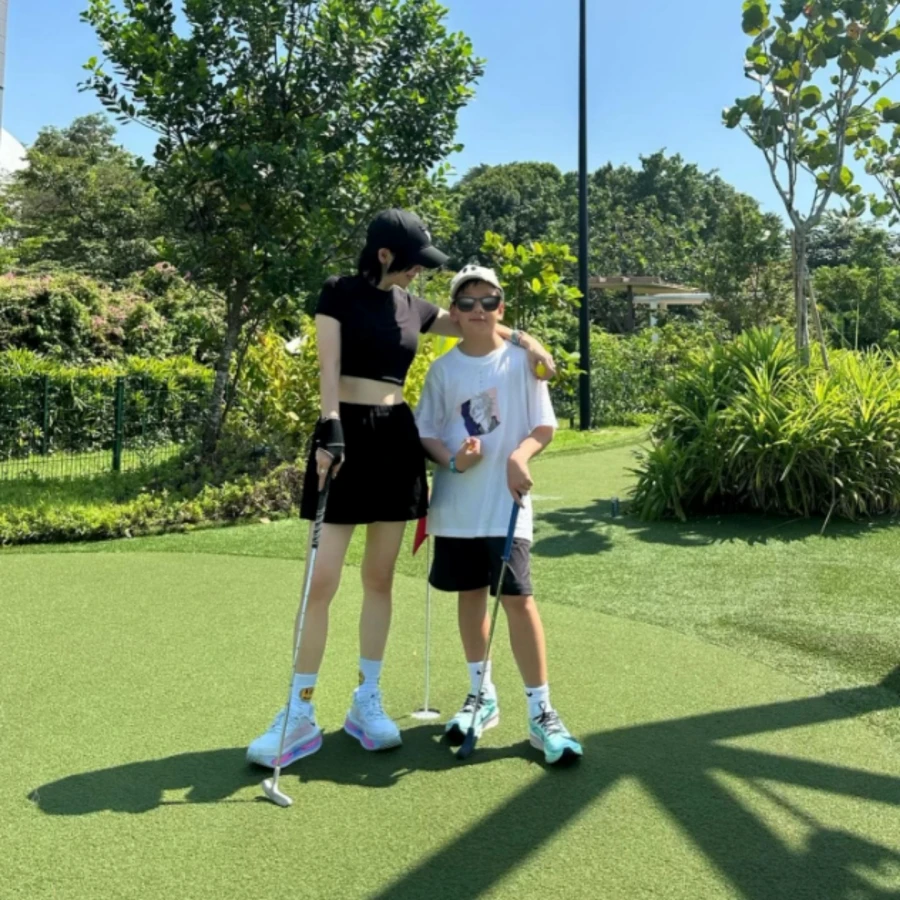 50 tuổi, Từ Nhược Tuy&ecirc;n ăn Tết kh&ocirc;ng b&eacute;o l&ecirc;n m&agrave; c&ograve;n quay về c&acirc;n nặng thời trung học, trẻ xinh h&uacute;t hồn- Ảnh 2.