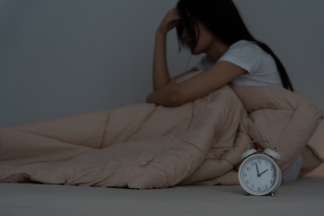 Thức giấc giữa đ&ecirc;m v&agrave; đổ mồ h&ocirc;i lạnh l&agrave; c&aacute;ch cơ thể đang tự bảo vệ, nếu k&egrave;m theo 3 triệu chứng th&igrave; đến gặp b&aacute;c sĩ ngay- Ảnh 2.