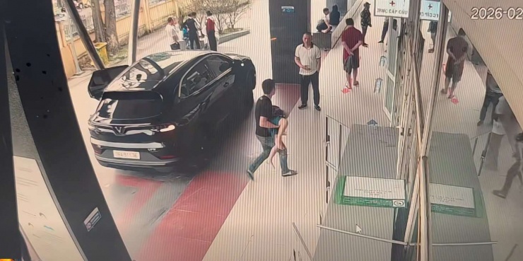 T&agrave;i xế vượt đ&egrave;n đỏ đưa b&eacute; trai h&oacute;c dị vật đi cấp cứu, b&agrave; nội kể "ch&aacute;u ăn kẹo, kh&ocirc;ng may gặp nạn"- Ảnh 1.