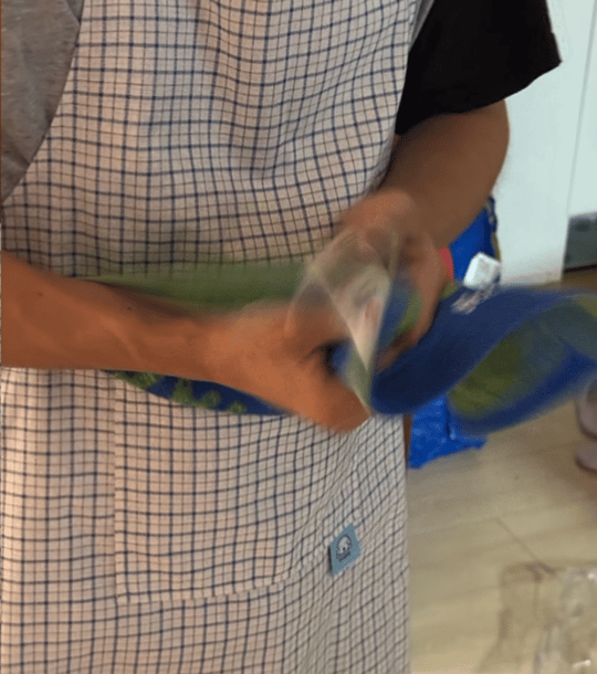 H&agrave;ng x&oacute;m gh&eacute; chơi, nh&igrave;n cảnh n&agrave;y trong nh&agrave; t&ocirc;i lập tức b&aacute;i 2 tiếng: "Sư phụ"!- Ảnh 2.