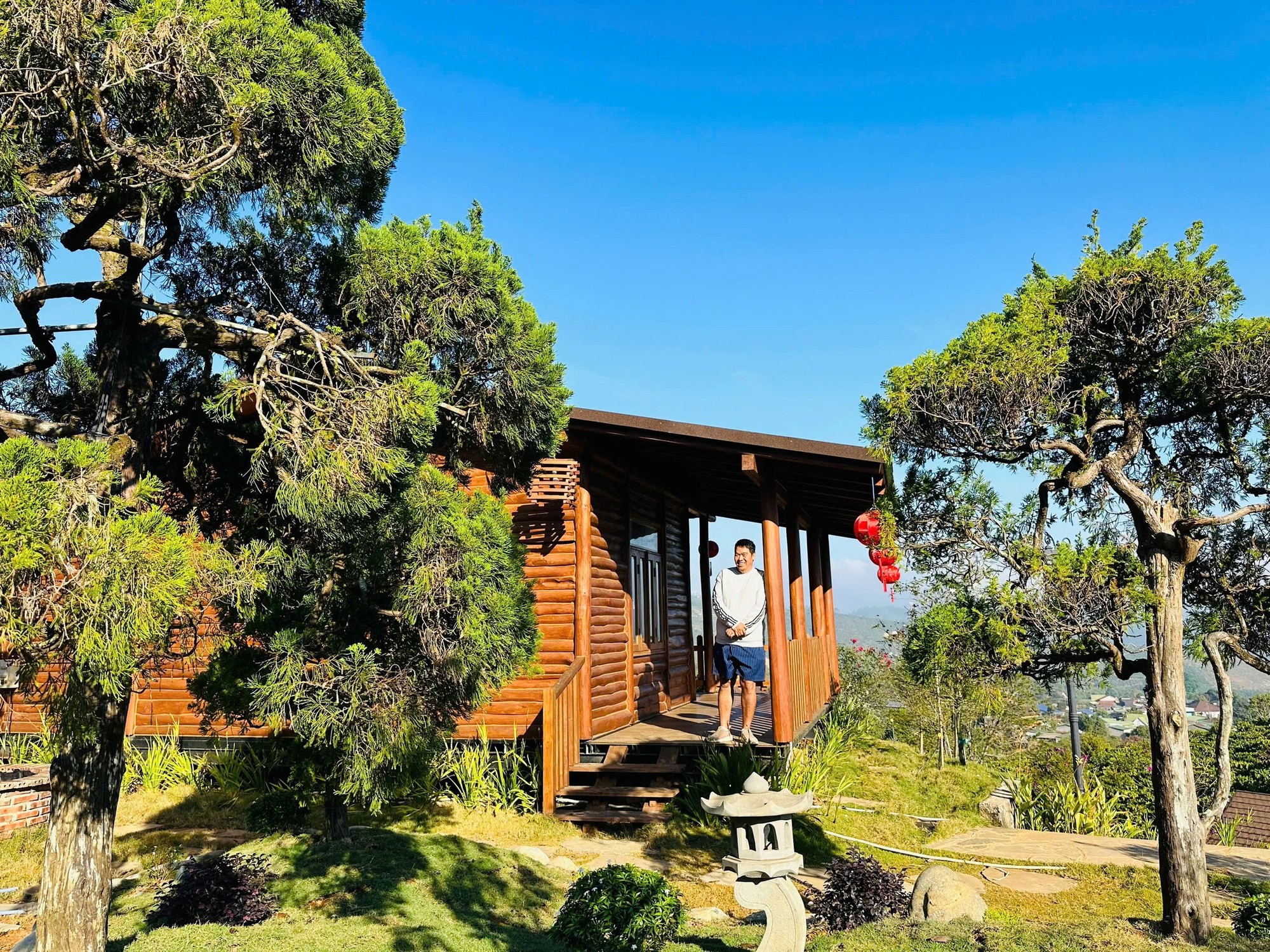 Nghệ sĩ Việt xây “thiên đường dưỡng già” 10.000m² giữa đồi: Bên trong có "kho báu" khiến ai ghé cũng muốn check-in- Ảnh 2. Nghệ sĩ Việt xây “thiên đường dưỡng già” 10.000m² giữa đồi: Bên trong có "kho báu" khiến ai ghé cũng muốn check-in- Ảnh 2.
