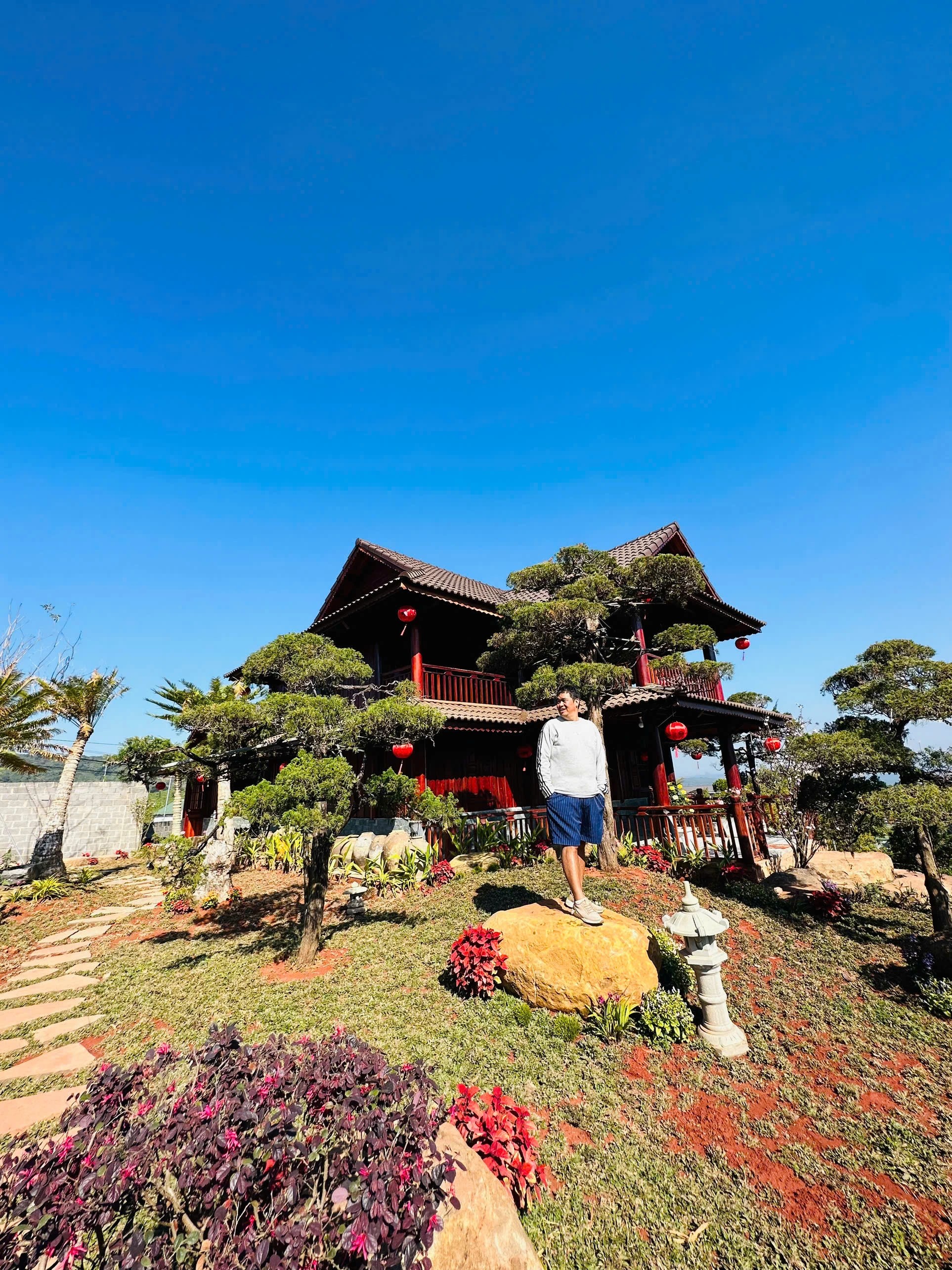 Nghệ sĩ Việt xây “thiên đường dưỡng già” 10.000m² giữa đồi: Bên trong có "kho báu" khiến ai ghé cũng muốn check-in- Ảnh 7. Nghệ sĩ Việt xây “thiên đường dưỡng già” 10.000m² giữa đồi: Bên trong có "kho báu" khiến ai ghé cũng muốn check-in- Ảnh 7.