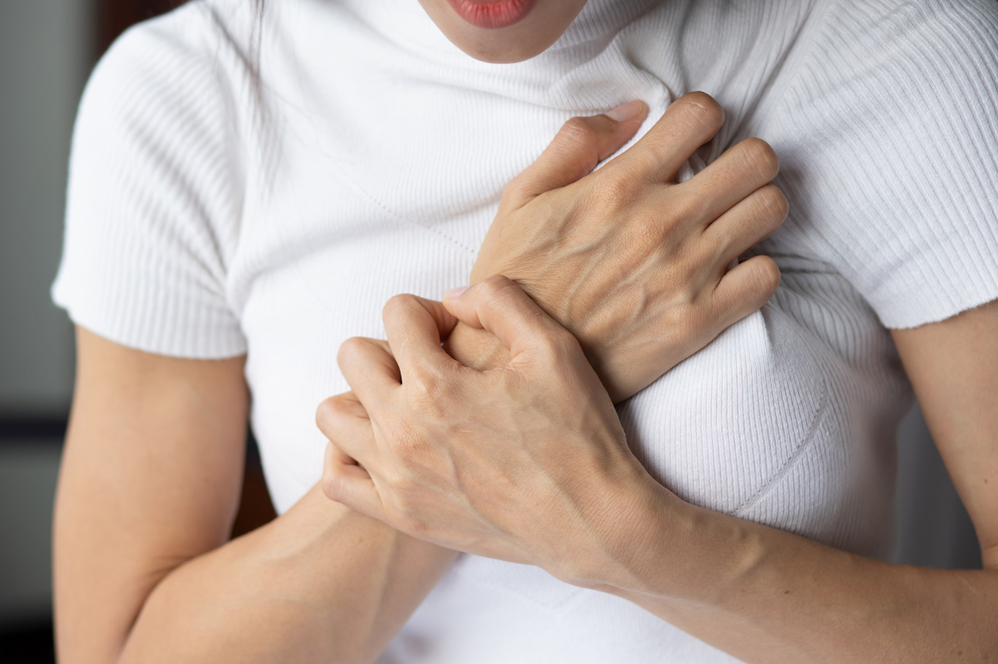 Nữ diễn vi&ecirc;n gợi cảm phải cắt bỏ 2 b&ecirc;n ngực để sống s&oacute;t, khuy&ecirc;n thật: Kh&aacute;m ngay d&ugrave; chỉ c&oacute; 1 trong 6 bất thường n&agrave;y!- Ảnh 3.