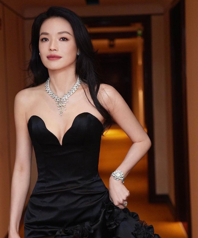 Ngoại lệ của 1,4 tỷ d&acirc;n Trung: Nữ thần đẹp "bất khả chiến bại", ngũ quan đ&uacute;c từ v&agrave;ng, U50 m&agrave; visual vẫn s&aacute;ng ch&oacute;i như kim cương- Ảnh 2.