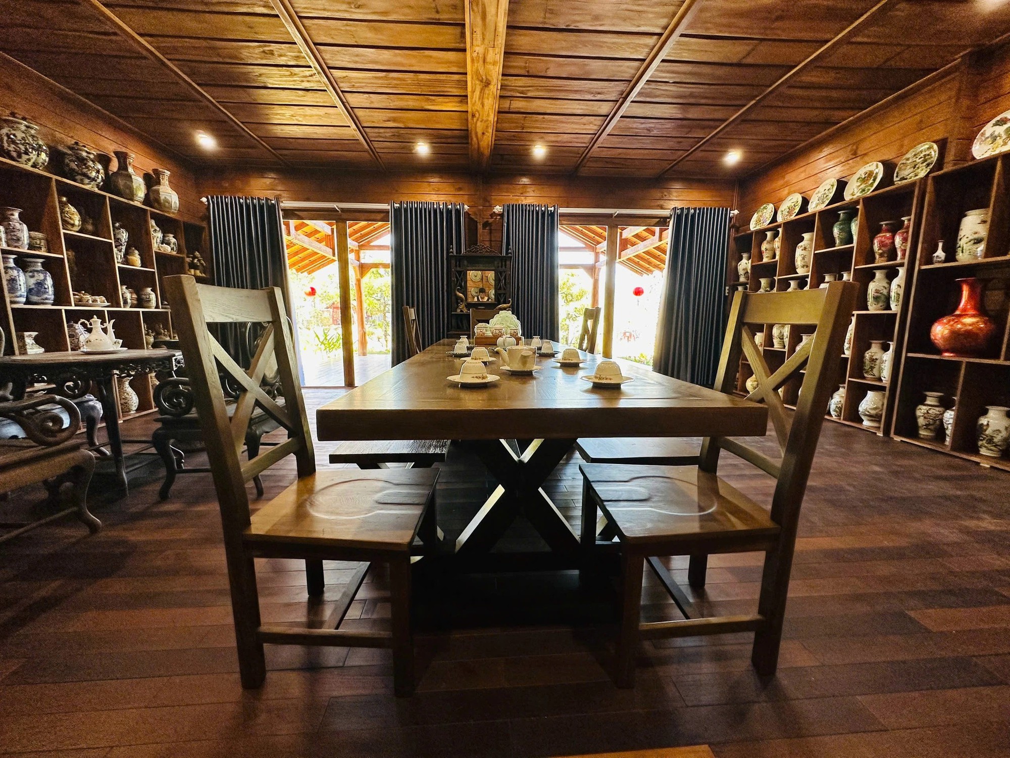 Nghệ sĩ Việt xây “thiên đường dưỡng già” 10.000m² giữa đồi: Bên trong có "kho báu" khiến ai ghé cũng muốn check-in- Ảnh 10. Nghệ sĩ Việt xây “thiên đường dưỡng già” 10.000m² giữa đồi: Bên trong có "kho báu" khiến ai ghé cũng muốn check-in- Ảnh 10.