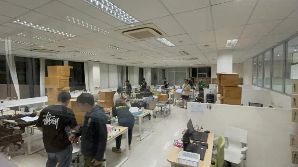 Cảnh sát Thái Lan bắt giữ 94 người Việt tại tụ điểm cờ bạc trực tuyến, thu giữ hơn 500 điện thoại- Ảnh 2. Cảnh sát Thái Lan bắt giữ 94 người Việt tại tụ điểm cờ bạc trực tuyến, thu giữ hơn 500 điện thoại- Ảnh 2.