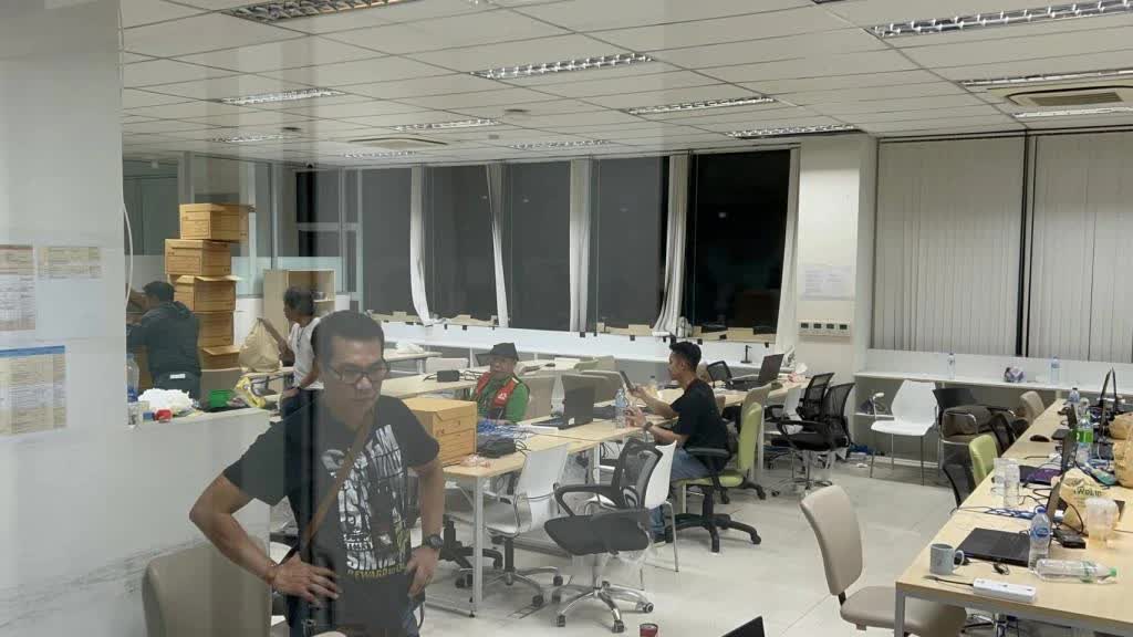 Cảnh sát Thái Lan bắt giữ 94 người Việt tại tụ điểm cờ bạc trực tuyến, thu giữ hơn 500 điện thoại- Ảnh 3. Cảnh sát Thái Lan bắt giữ 94 người Việt tại tụ điểm cờ bạc trực tuyến, thu giữ hơn 500 điện thoại- Ảnh 3.