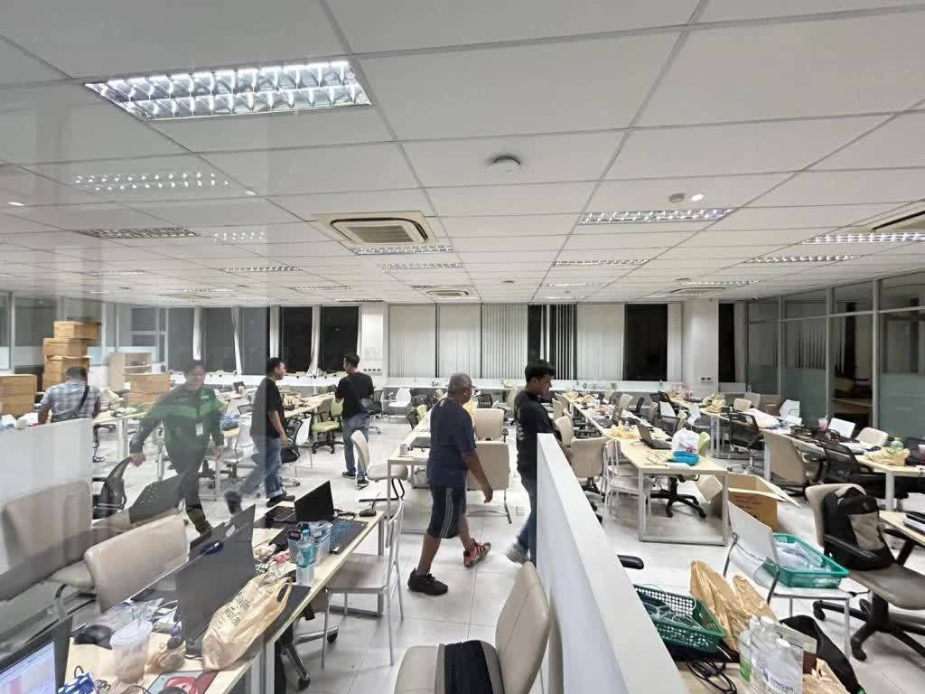 Cảnh sát Thái Lan bắt giữ 94 người Việt tại tụ điểm cờ bạc trực tuyến, thu giữ hơn 500 điện thoại- Ảnh 4. Cảnh sát Thái Lan bắt giữ 94 người Việt tại tụ điểm cờ bạc trực tuyến, thu giữ hơn 500 điện thoại- Ảnh 4.