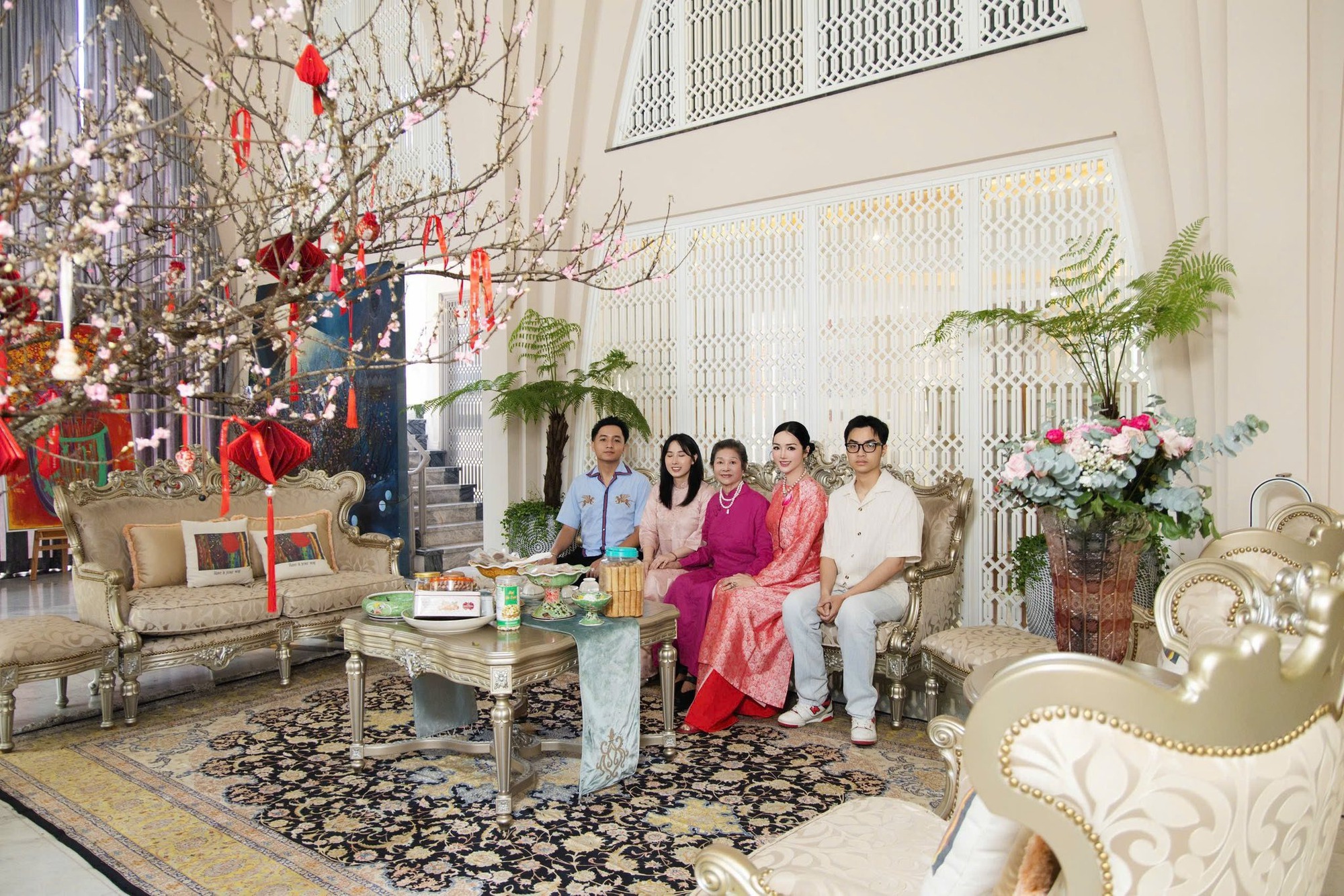 Mỹ nh&acirc;n Vbiz sống trong biệt thự 1000m2 lộng lẫy như cung điện, đi mỏi ch&acirc;n vẫn kh&ocirc;ng hết- Ảnh 7.