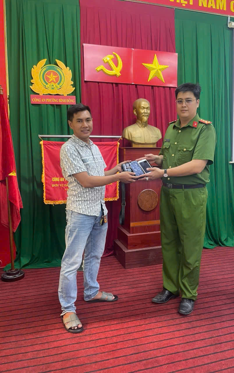 Nam thanh niên tá hỏa khi mất sạch điện thoại và túi tiền khi vừa ngủ dậy- Ảnh 1. Nam thanh niên tá hỏa khi mất sạch điện thoại và túi tiền khi vừa ngủ dậy- Ảnh 1.