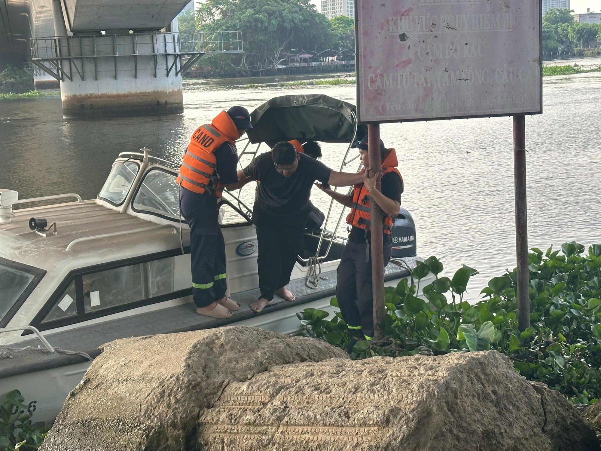 Nhảy cầu Phú Long, nam thanh niên SN 2005 may mắn sống sót nhờ bám víu vào đám lục bình- Ảnh 2. Nhảy cầu Phú Long, nam thanh niên SN 2005 may mắn sống sót nhờ bám víu vào đám lục bình- Ảnh 2.