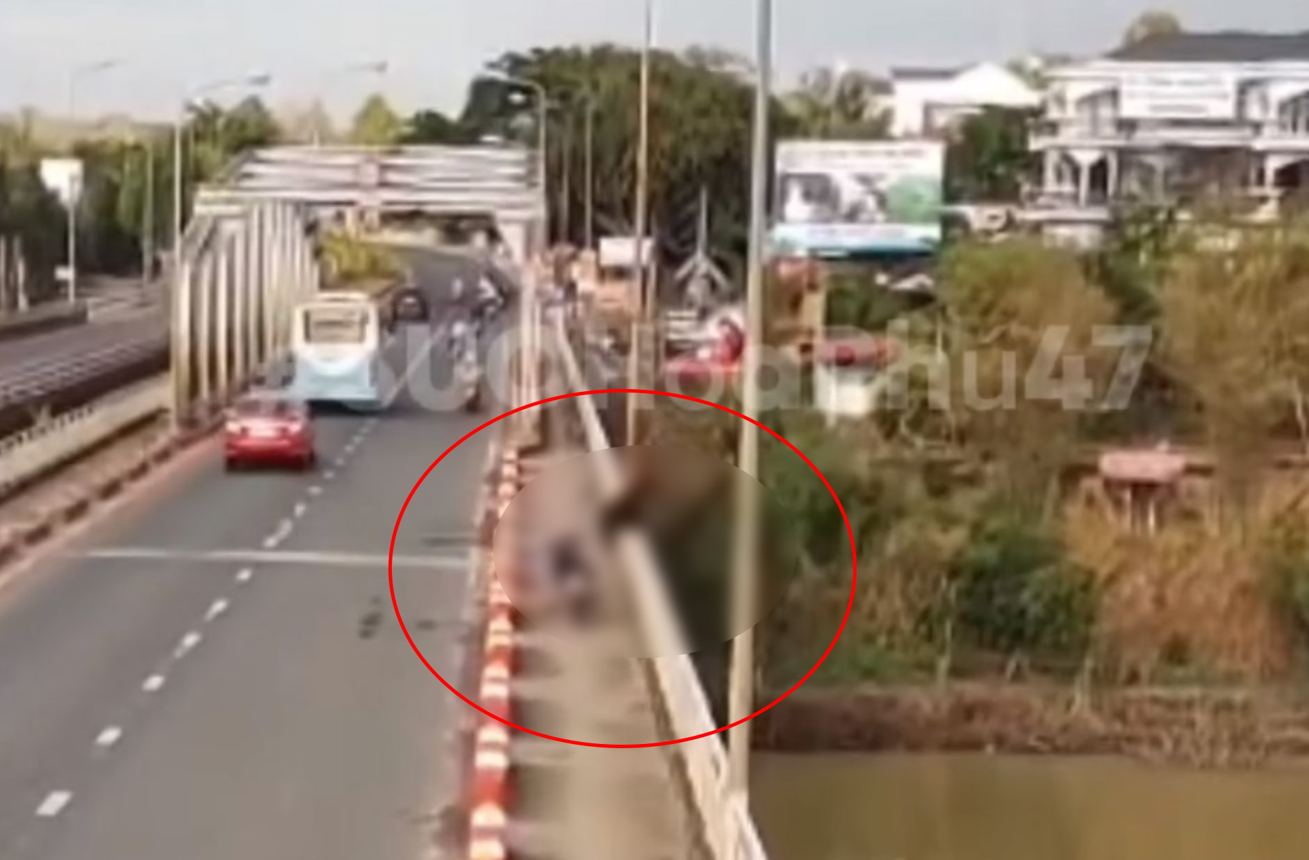 Vụ nam thanh niên nhảy cầu rồi vùng vẫy kêu cứu: Tìm thấy thi thể nạn nhân- Ảnh 1. Vụ nam thanh niên nhảy cầu rồi vùng vẫy kêu cứu: Tìm thấy thi thể nạn nhân- Ảnh 1.