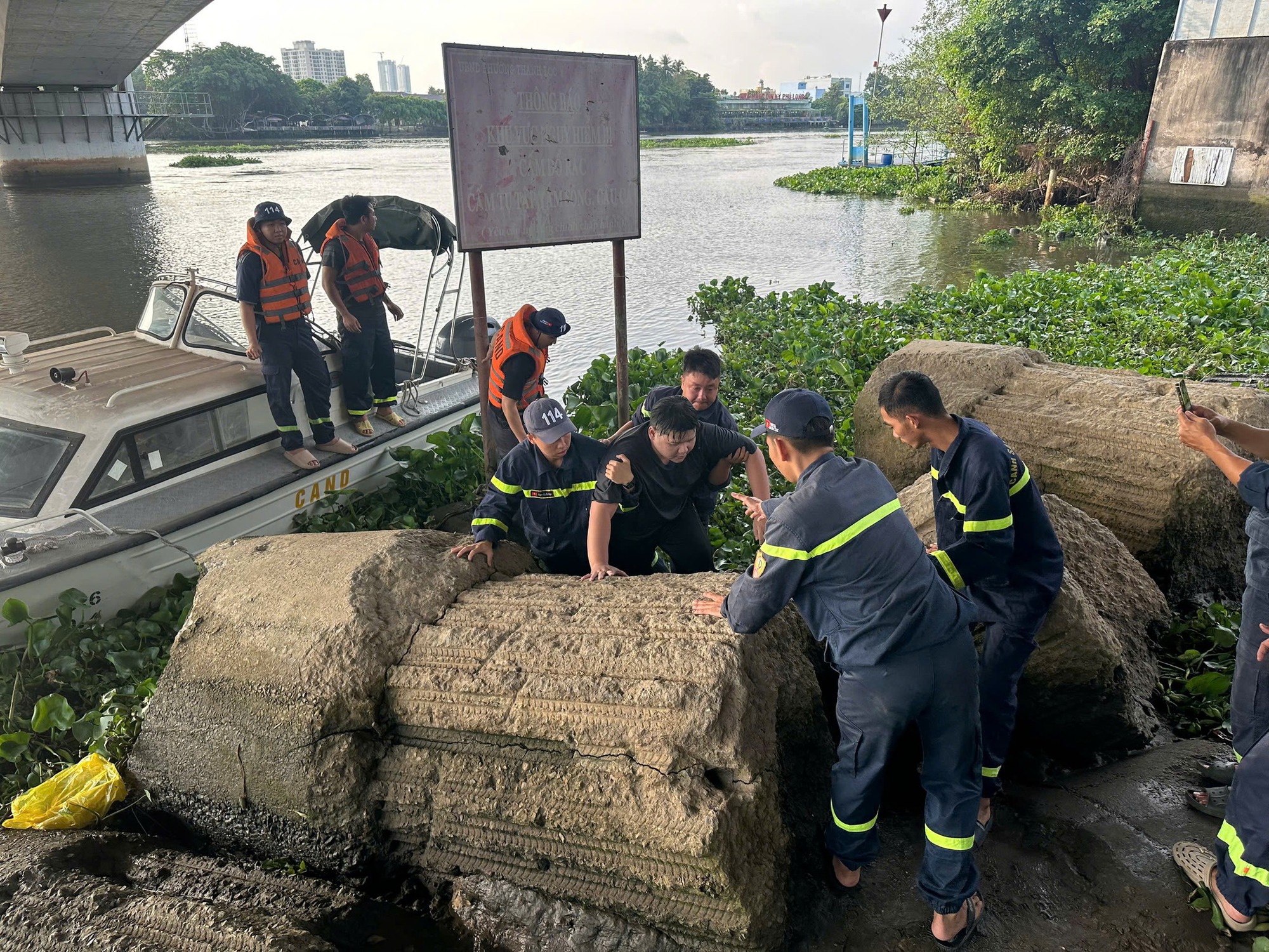 Nhảy cầu Phú Long, nam thanh niên SN 2005 may mắn sống sót nhờ bám víu vào đám lục bình- Ảnh 3. Nhảy cầu Phú Long, nam thanh niên SN 2005 may mắn sống sót nhờ bám víu vào đám lục bình- Ảnh 3.