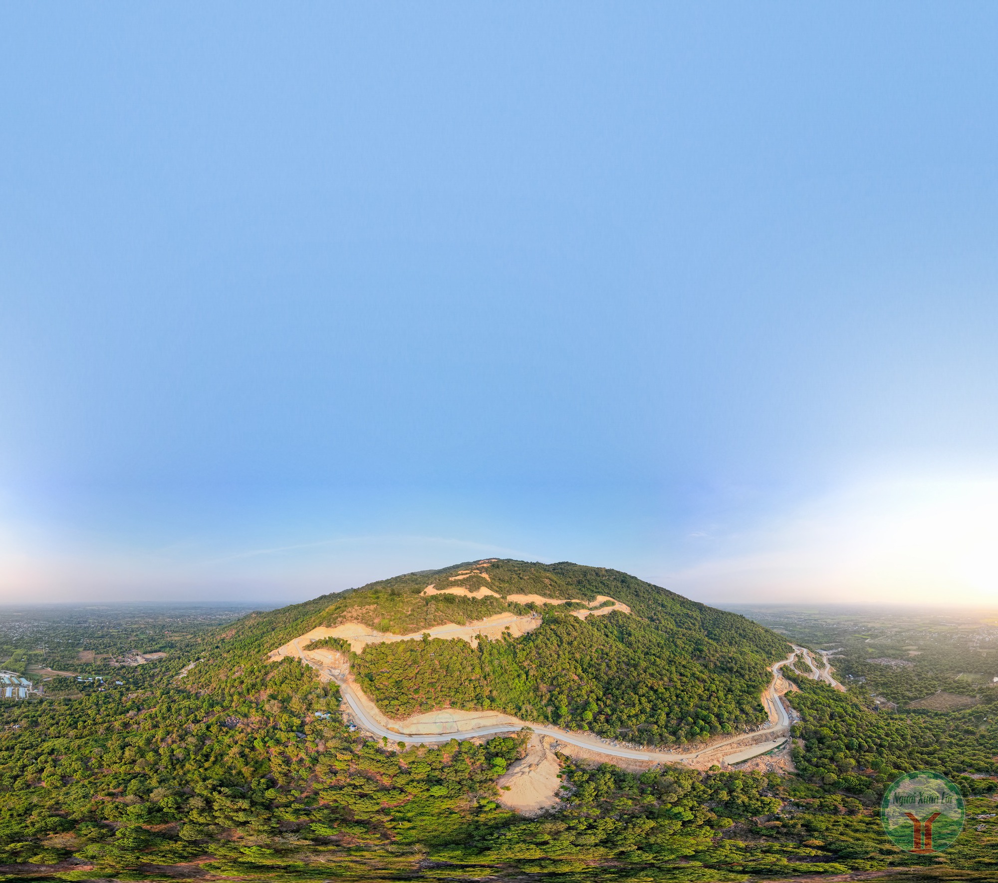 Cảnh tượng ngay l&uacute;c n&agrave;y tại ngọn n&uacute;i cao thứ 2 Nam Bộ: Nhiều người kh&ocirc;ng tin v&agrave;o mắt m&igrave;nh- Ảnh 1.