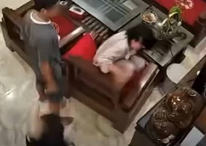 Cư d&acirc;n mạng Việt Nam b&agrave;ng ho&agrave;ng trước clip đ&aacute;nh nhau như kẻ th&ugrave; của 2 chị em, nhưng th&aacute;i độ người lớn đứng b&ecirc;n cạnh mới đ&aacute;ng n&oacute;i!- Ảnh 1.