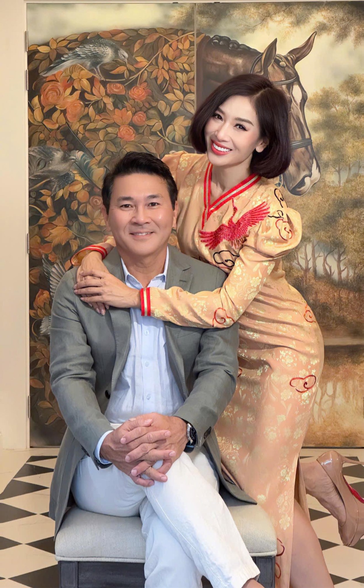 "C&ocirc; thư k&yacute; xinh đẹp" cưới đại gia nổi tiếng: "Chồng chỉ cần ngồi im v&agrave; cười, phần c&ograve;n lại để vợ lo"- Ảnh 1.